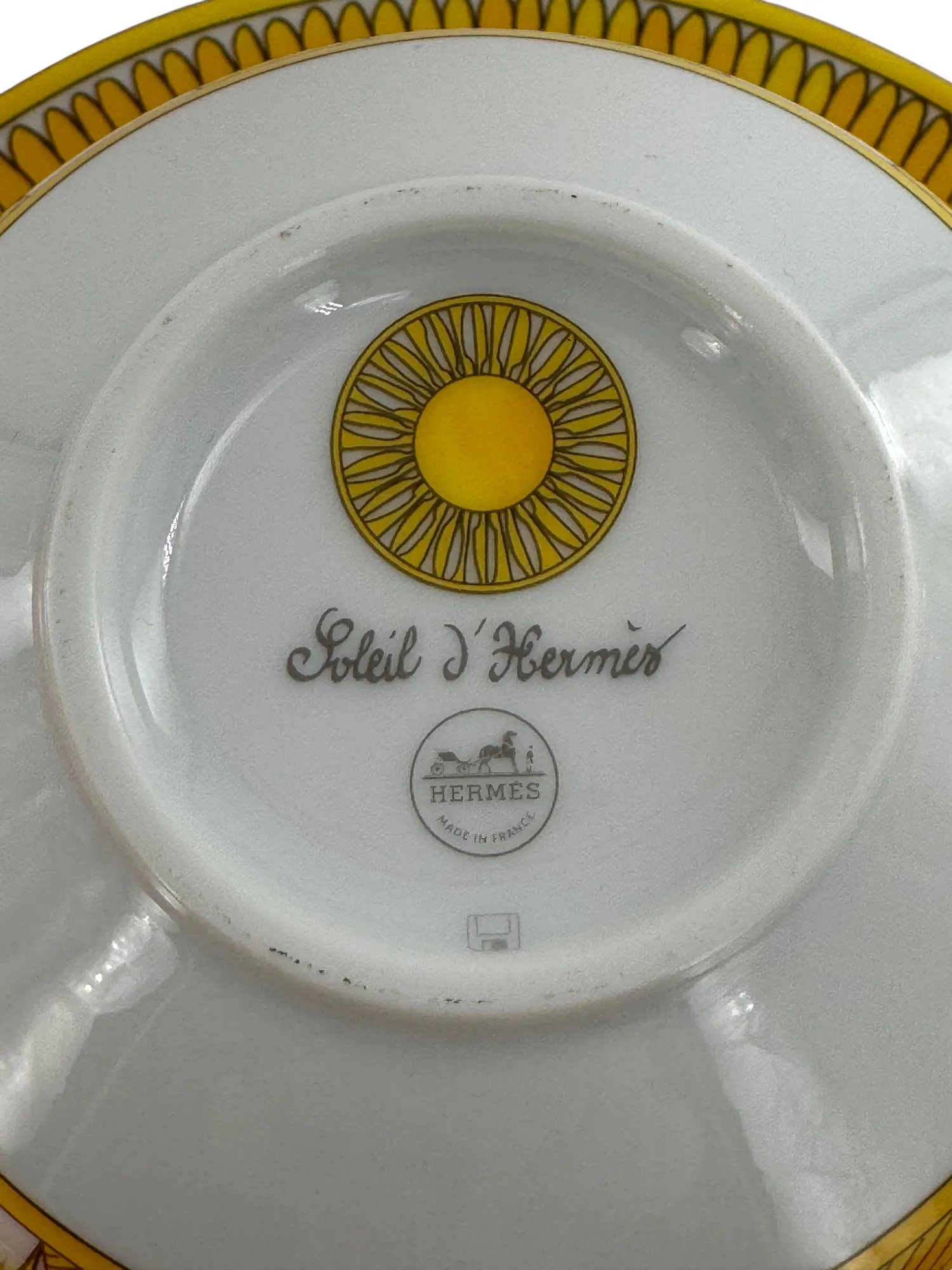 Rare ensemble de 2 paire-tasses à déjeuner en porcelaine de Limoges, maison Hermès, modèle Soleil. – Image 5