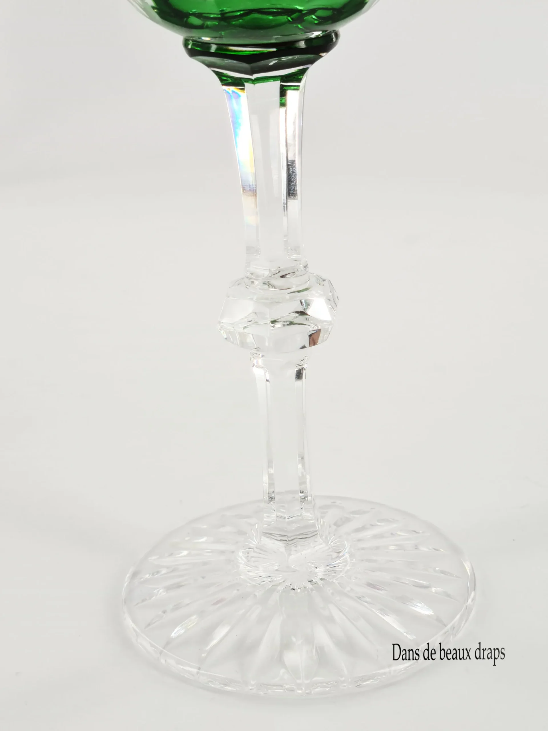 Verre à vin blanc ou roemer de couleur bleu cobalt en cristal de Saint Louis, modèle Trianon. – Image 3