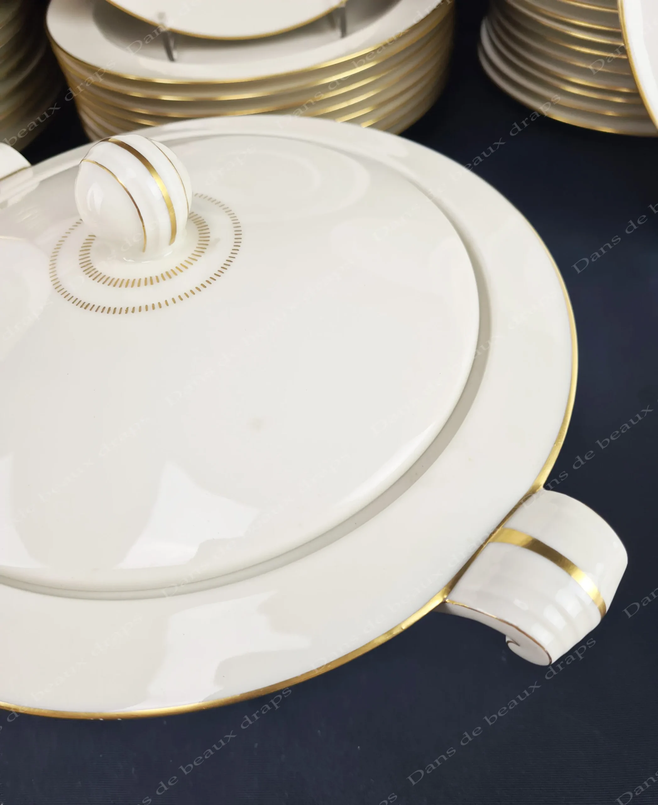 Service de table en porcelaine de Limoges pâte ivoire décor de Jean Luce,maison Vignaud, 63 pièces. – Image 4