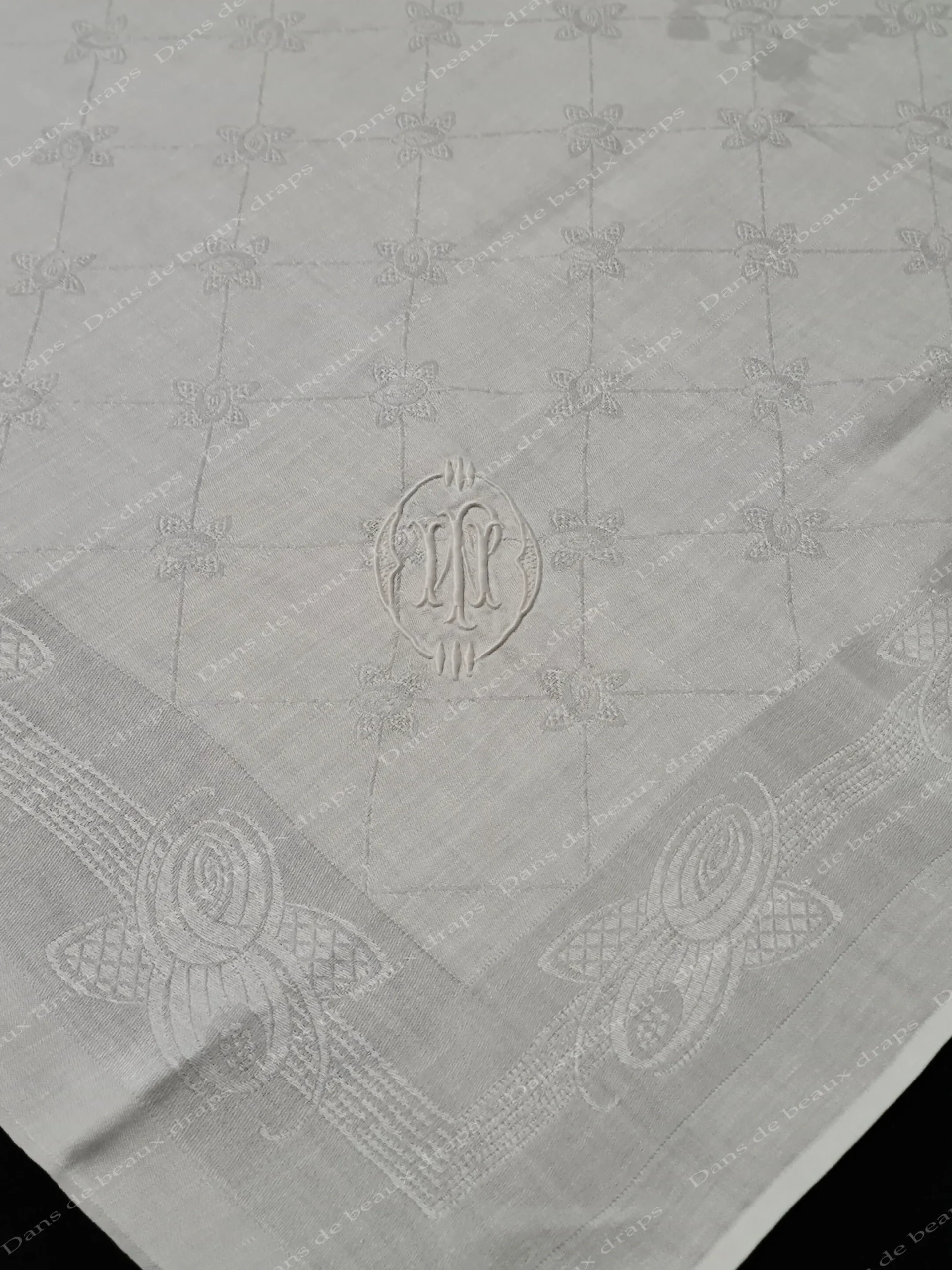 Superbe série de 8 serviettes de table en damassé de lin,époque art déco,monogramme JM. – Image 2