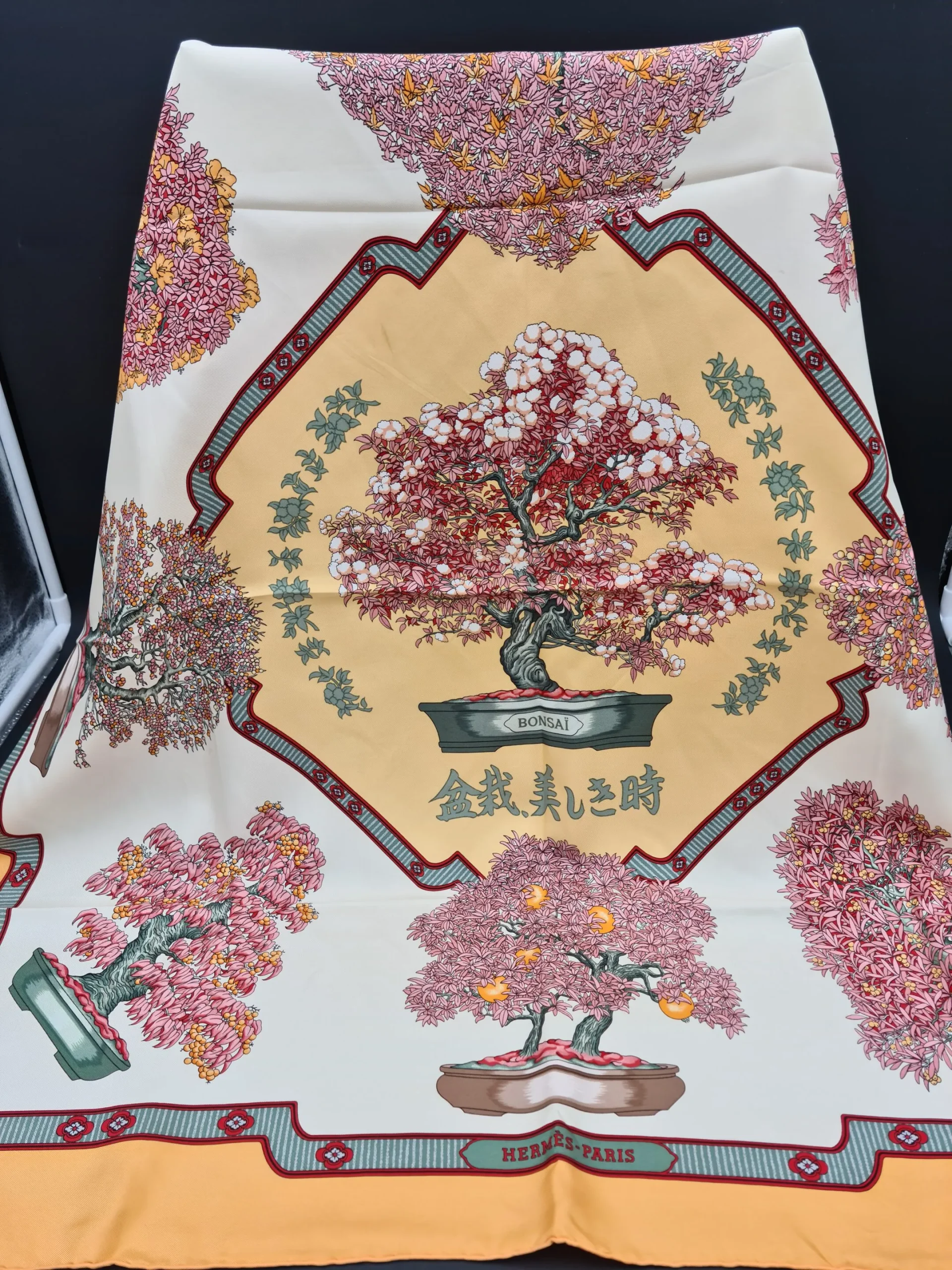 Foulard Hermès « Les beaux jours des Bonsaïs » (Catherine Baschet) 1991. – Image 2