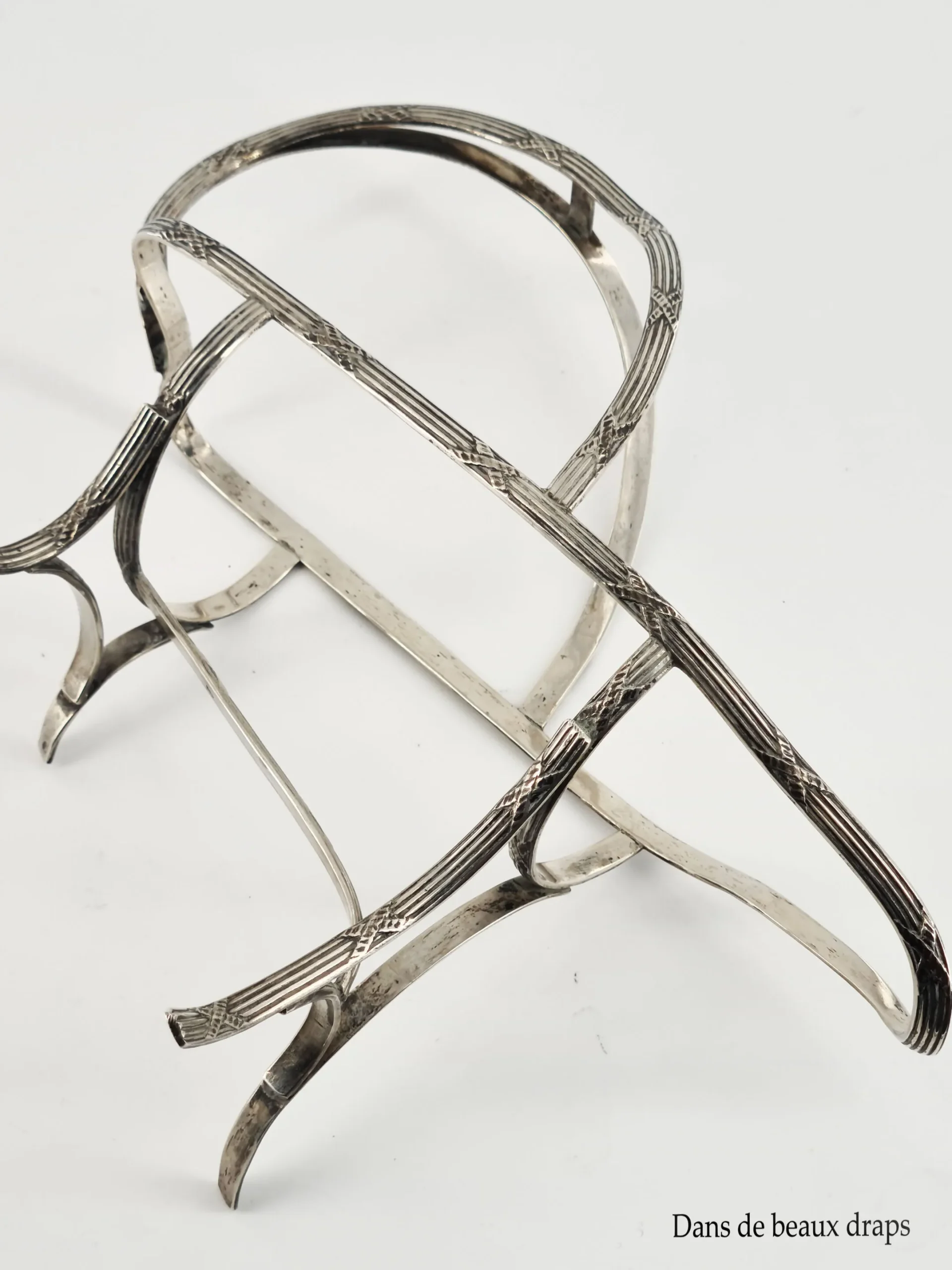 Rare porte-bouteille en argent , à décor de rubans croisés – Image 3