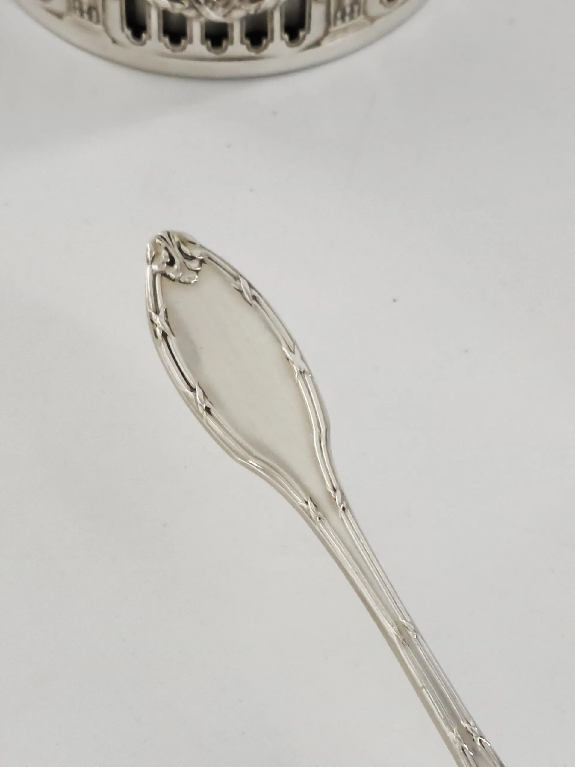 Jolie suite de 9 cassolettes en métal argenté et porcelaine, orfèvre Victor Saglier. – Image 5