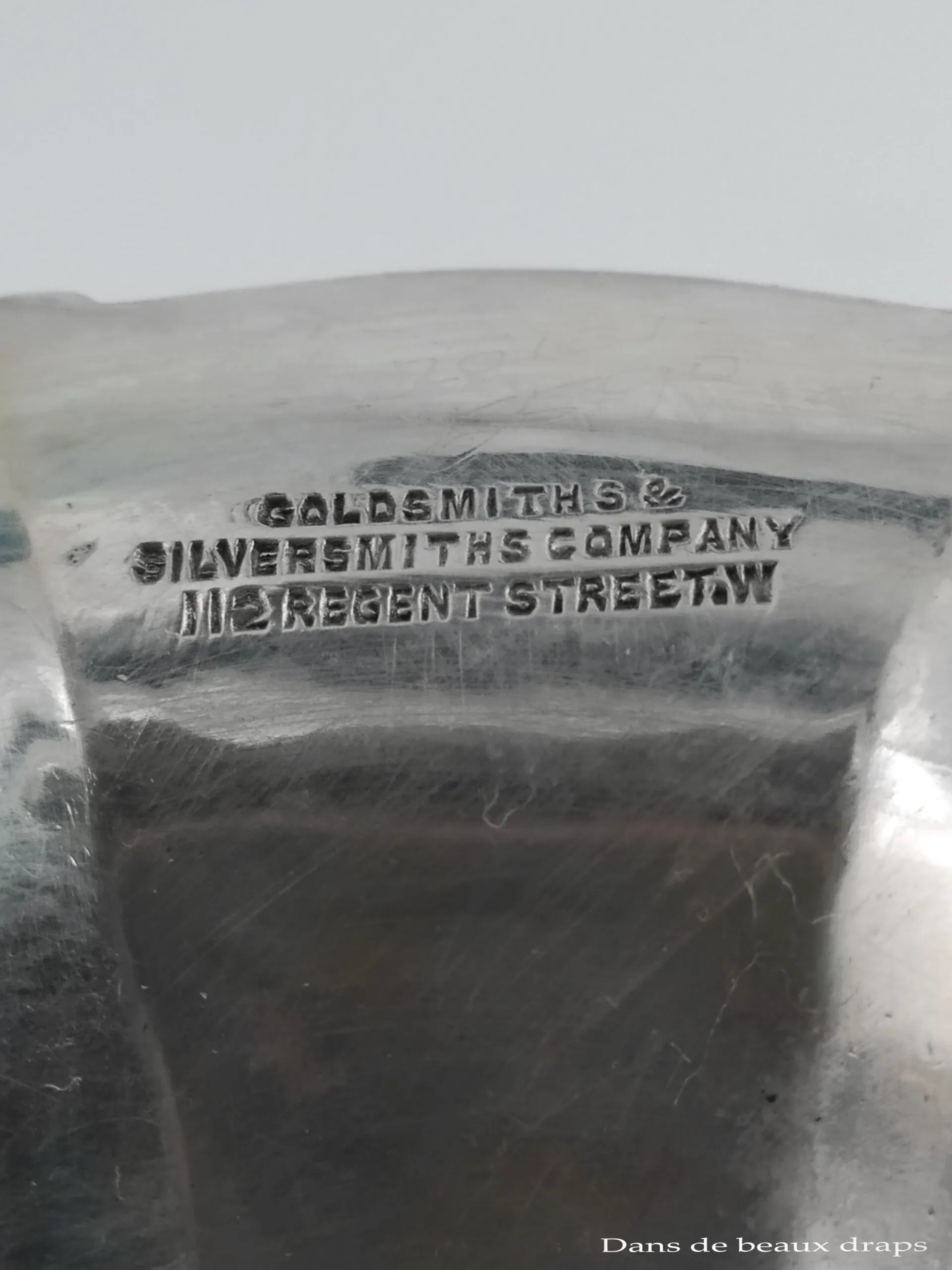 Belle paire de vases cornet en argent anglais, blason sous heaume de chevalier – Image 5