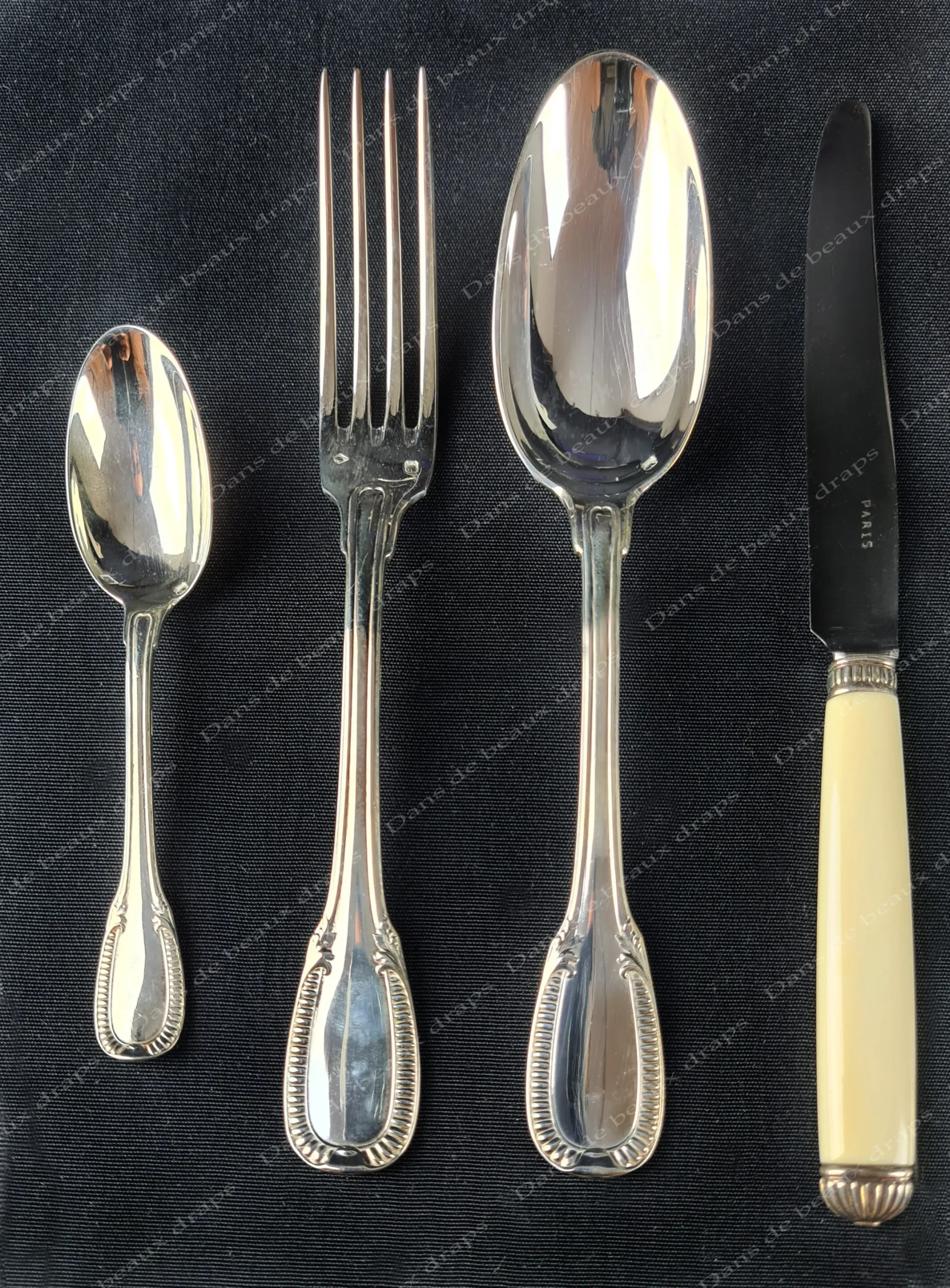 Rare ménagère en argent,poinçon Minerve,orfèvre Laparra,blason.145 pièces. – Image 8