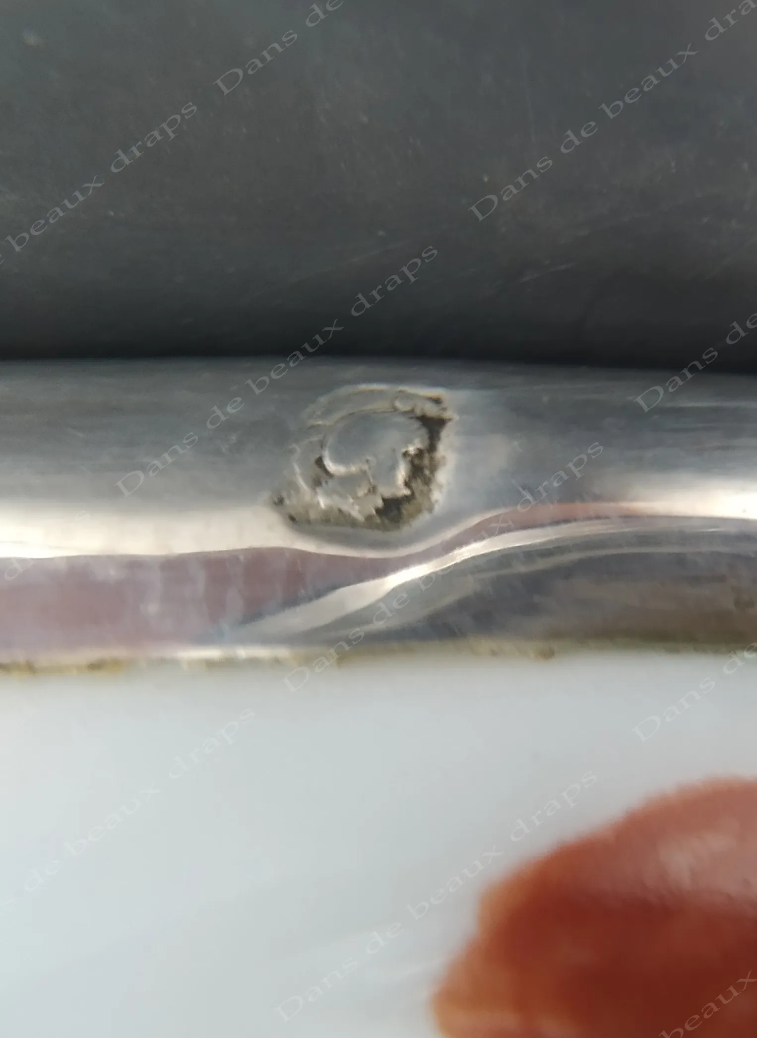 Très joli plat rond en porcelaine de Limoges et argent, maison Raynaud,orfèvre Puiforcat. – Image 4