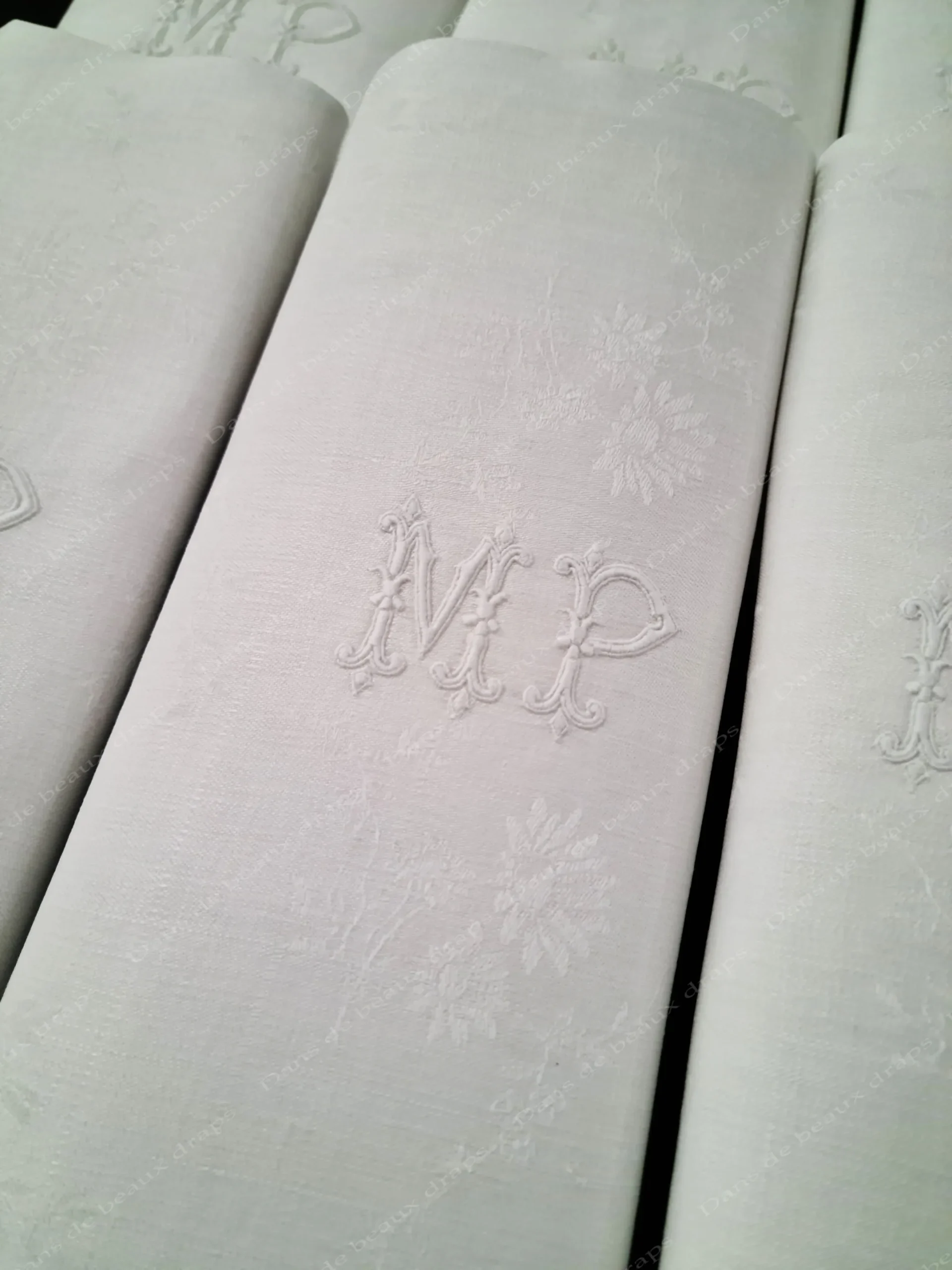 Suite de 10 belles serviettes de table en damassé de lin monogramme MP. – Image 3