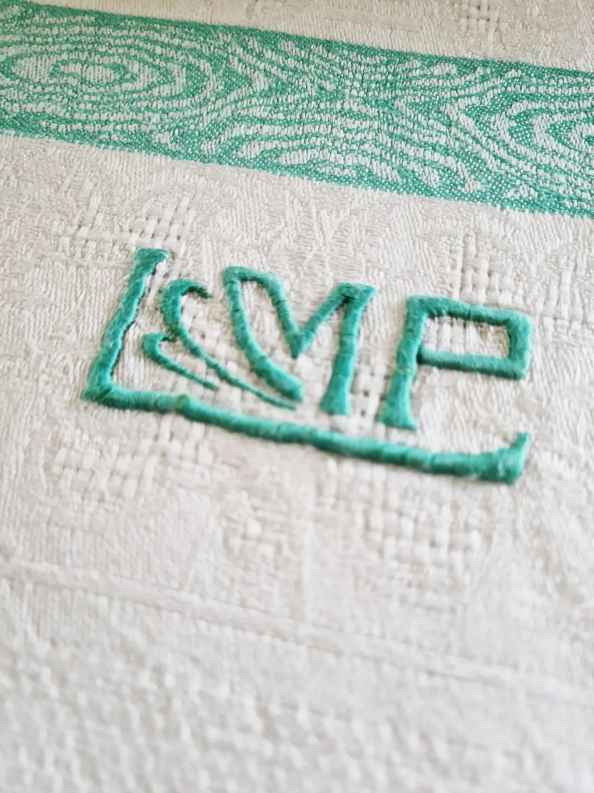 Serviette de visage en lin à liteaux vert d’eau,époque art déco,monogramme MP. – Image 2