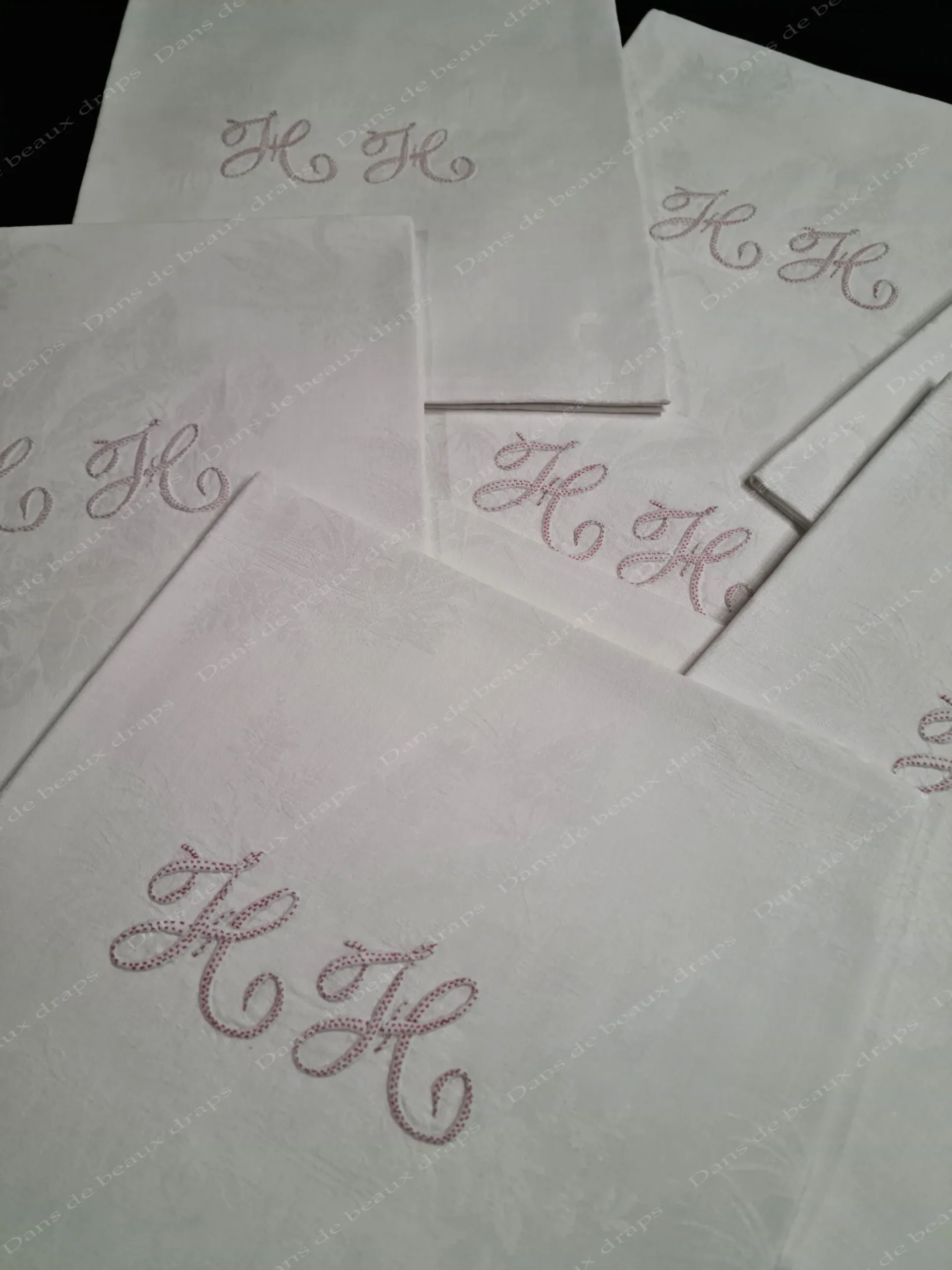 Très belle suite de 10 serviettes de table en damassé de lin monogramme HH. – Image 2