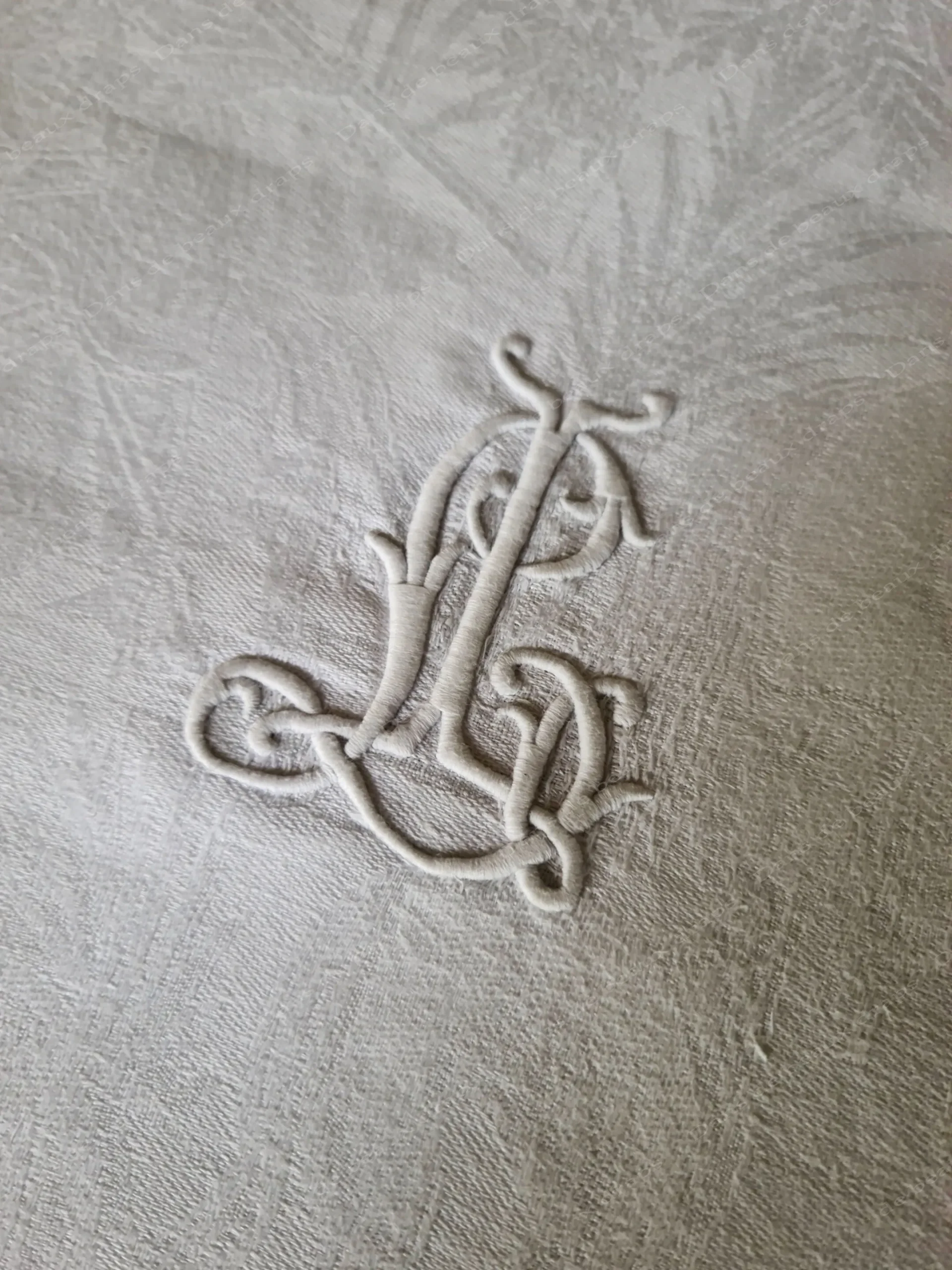 Rare nappe en damassé de lin à décor de chasse dans le désert,monogramme LL. – Image 2