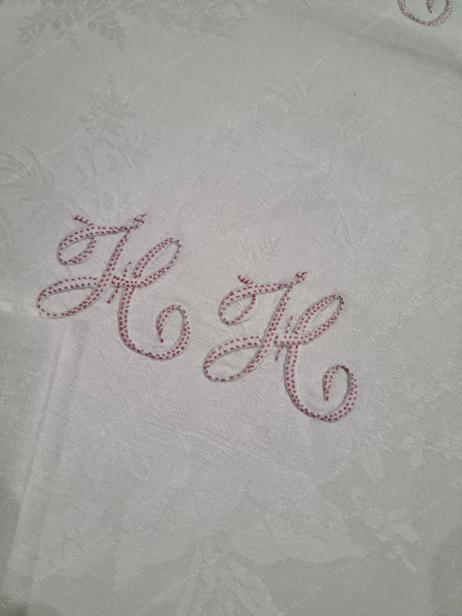 Très belle suite de 10 serviettes de table en damassé de lin monogramme HH. – Image 3