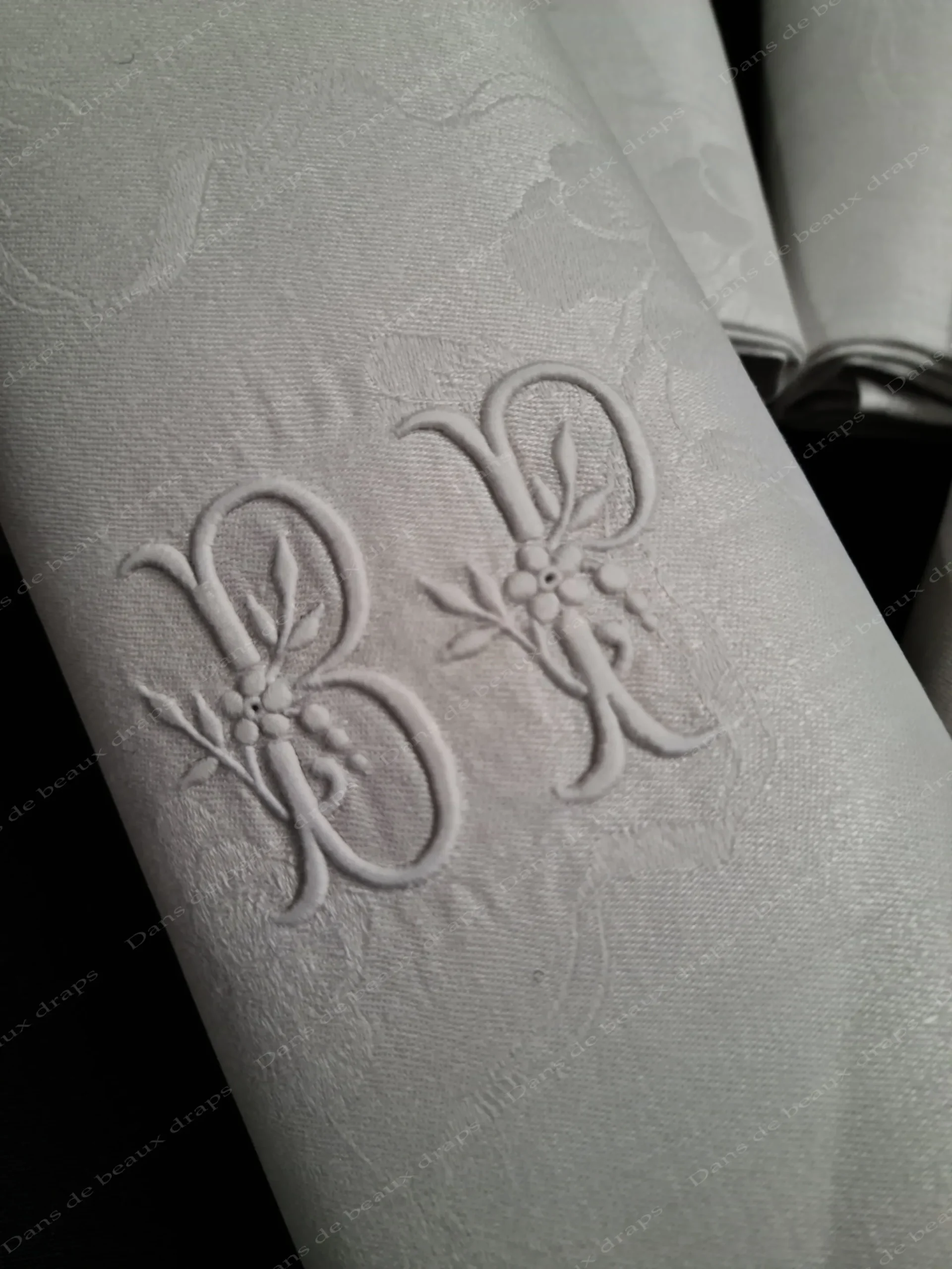 Magnifique série de 12 serviettes de table en damassé de lin monogramme BP. – Image 3