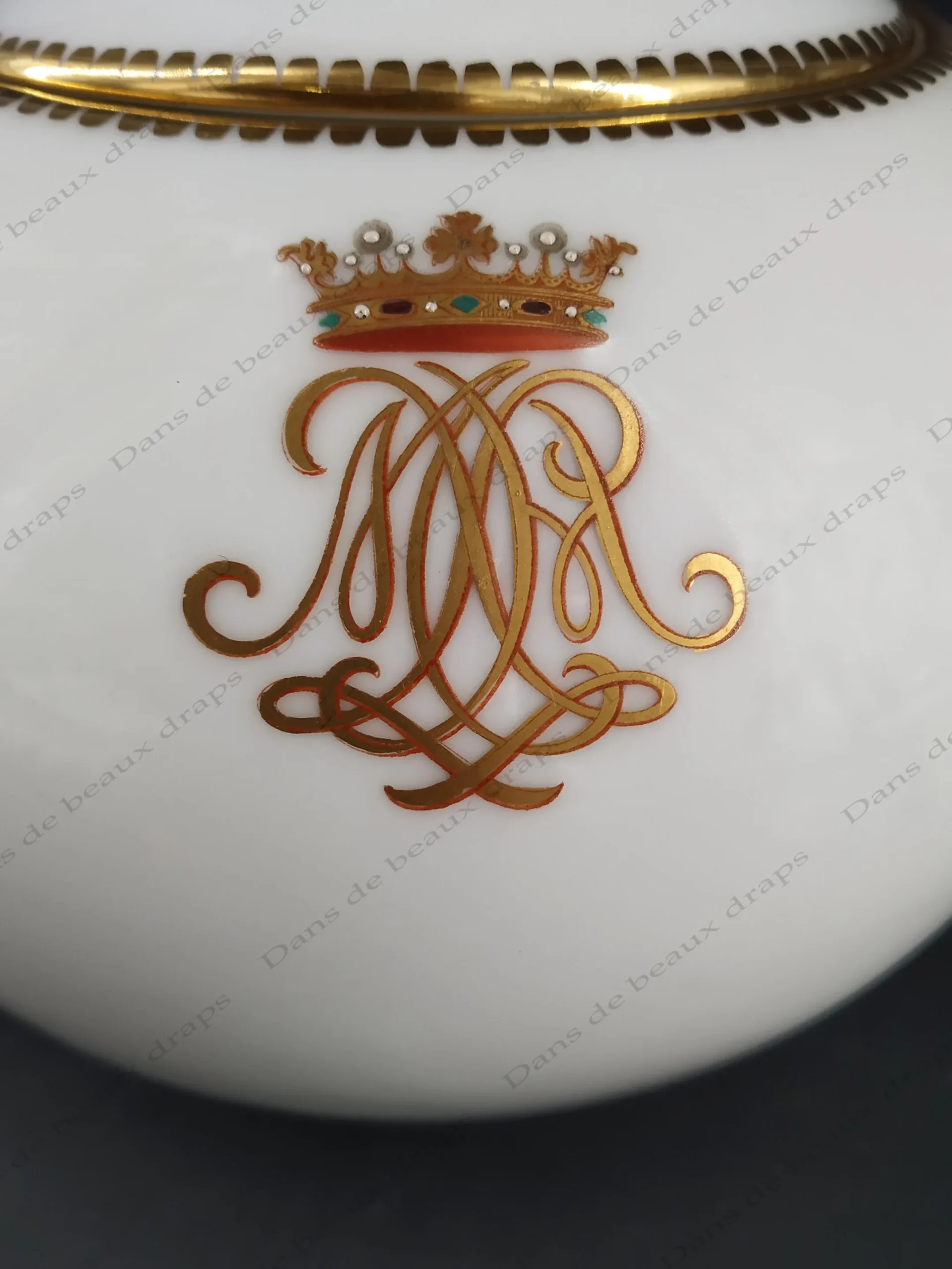 Rare théière en porcelaine de Limoges,monogramme sous couronne de marquis. – Image 6