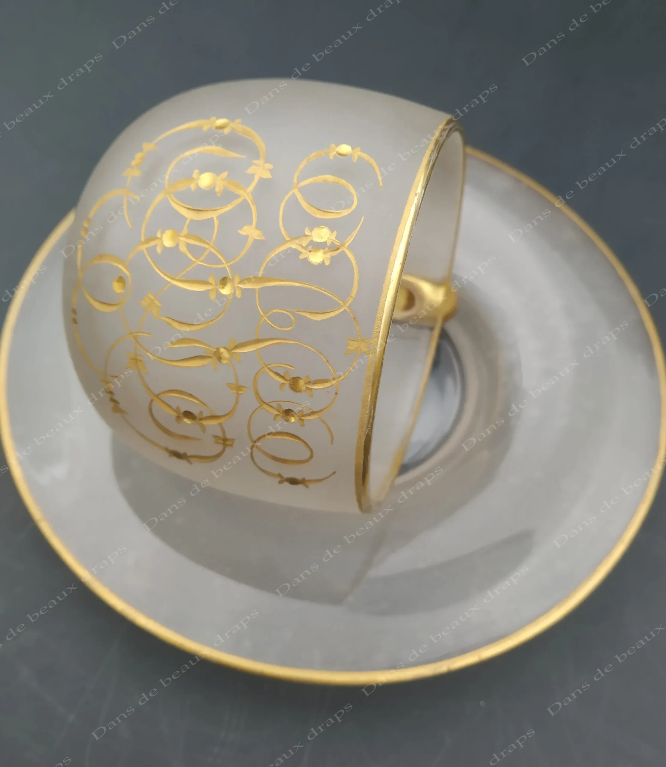 Paire tasse à café en opaline de cristal,monogramme doré. – Image 3