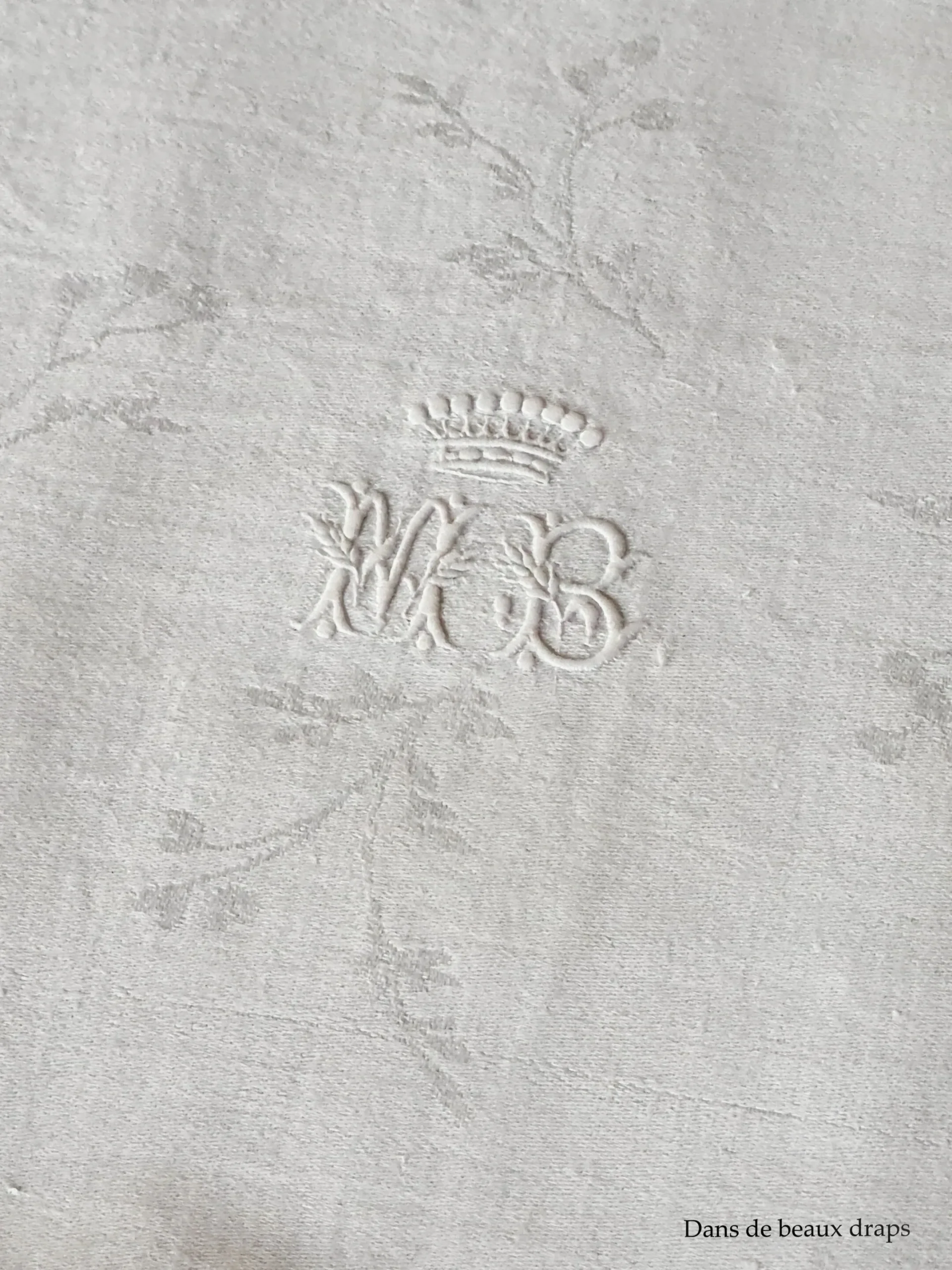 Magnifique série de 10 serviettes de table en damassé de lin monogramme MB sous couronne comtale – Image 5