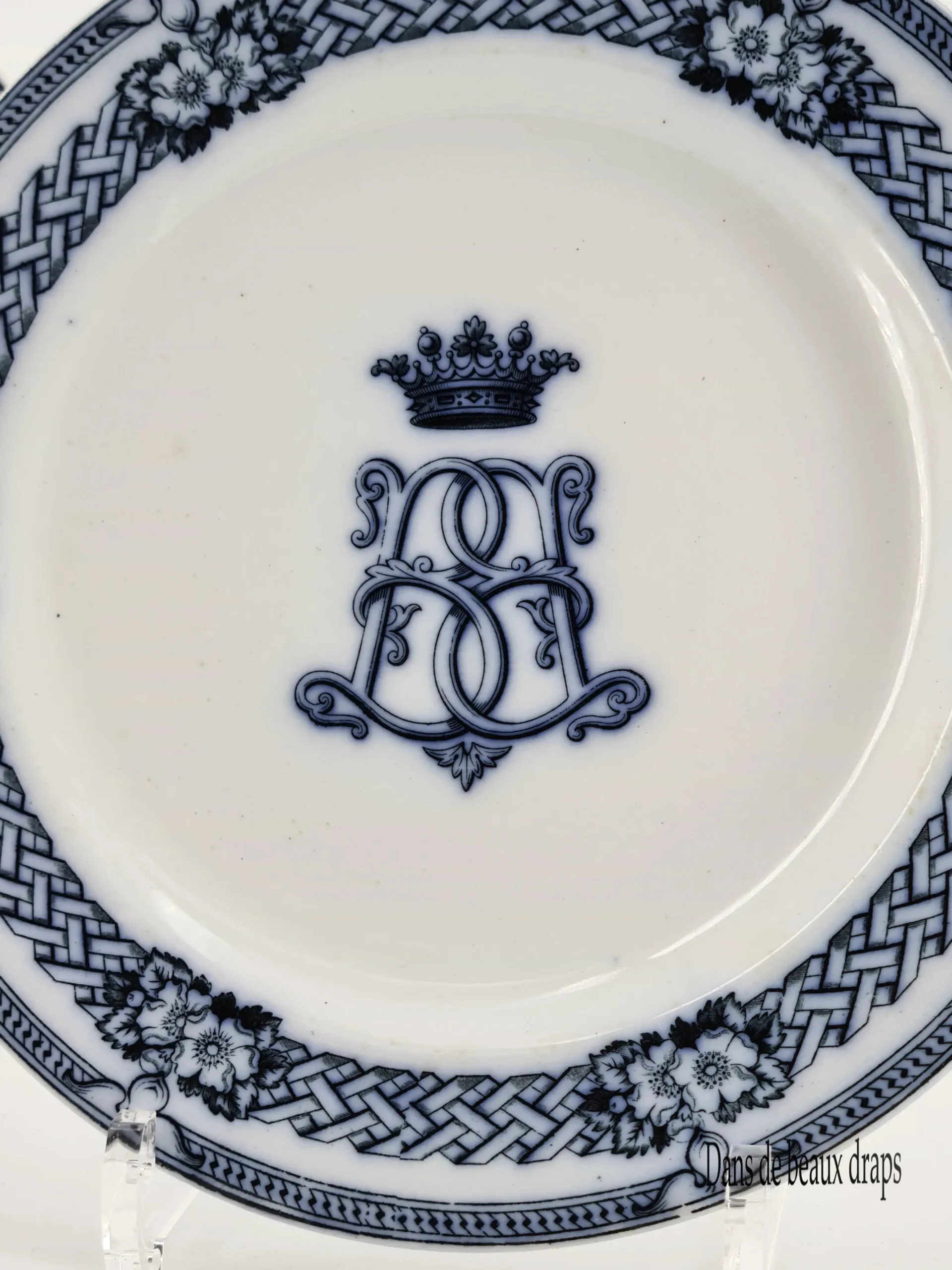 Rare partie de service de table en faïence anglaise, fin XIX ème, monogramme BB sous couronne de marquis, 57 pièces. – Image 6