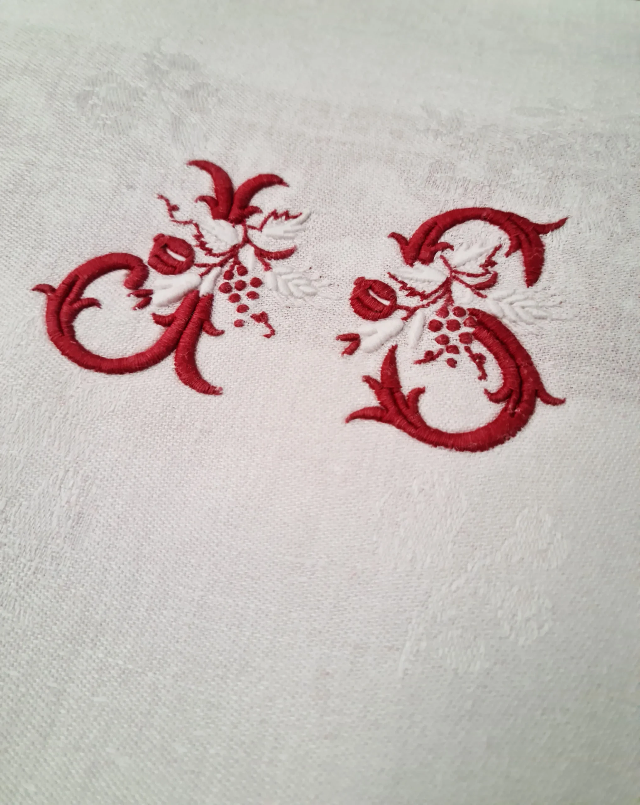 Rare série de 15 serviettes de table en damassé de lin à liteaux,décor de fruits,XIX ème. – Image 3