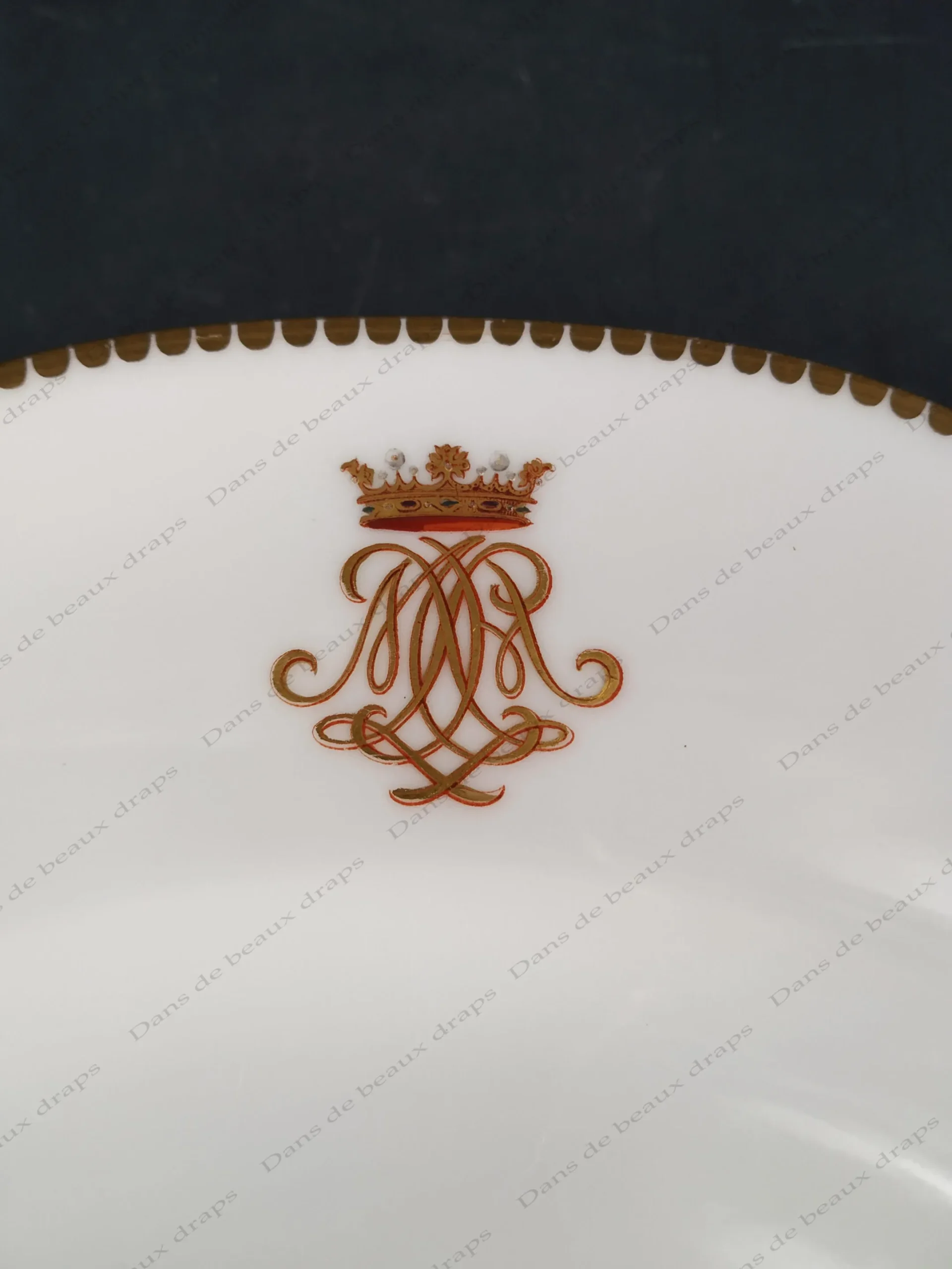 Rare assiette à dessert en porcelaine de Limoges,monogramme sous couronne de marquis. – Image 3