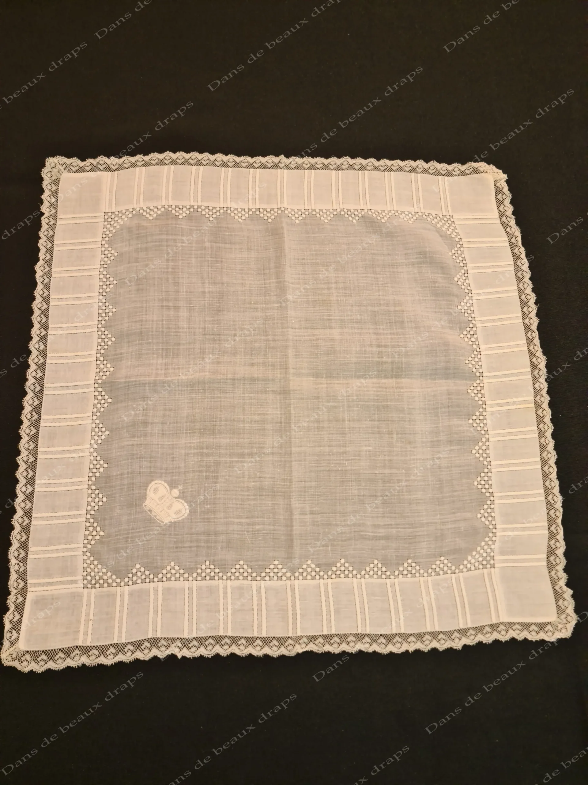 Rare et somptueux mouchoir en linon avec couronne princière et fine dentelle Valenciennes. – Image 2