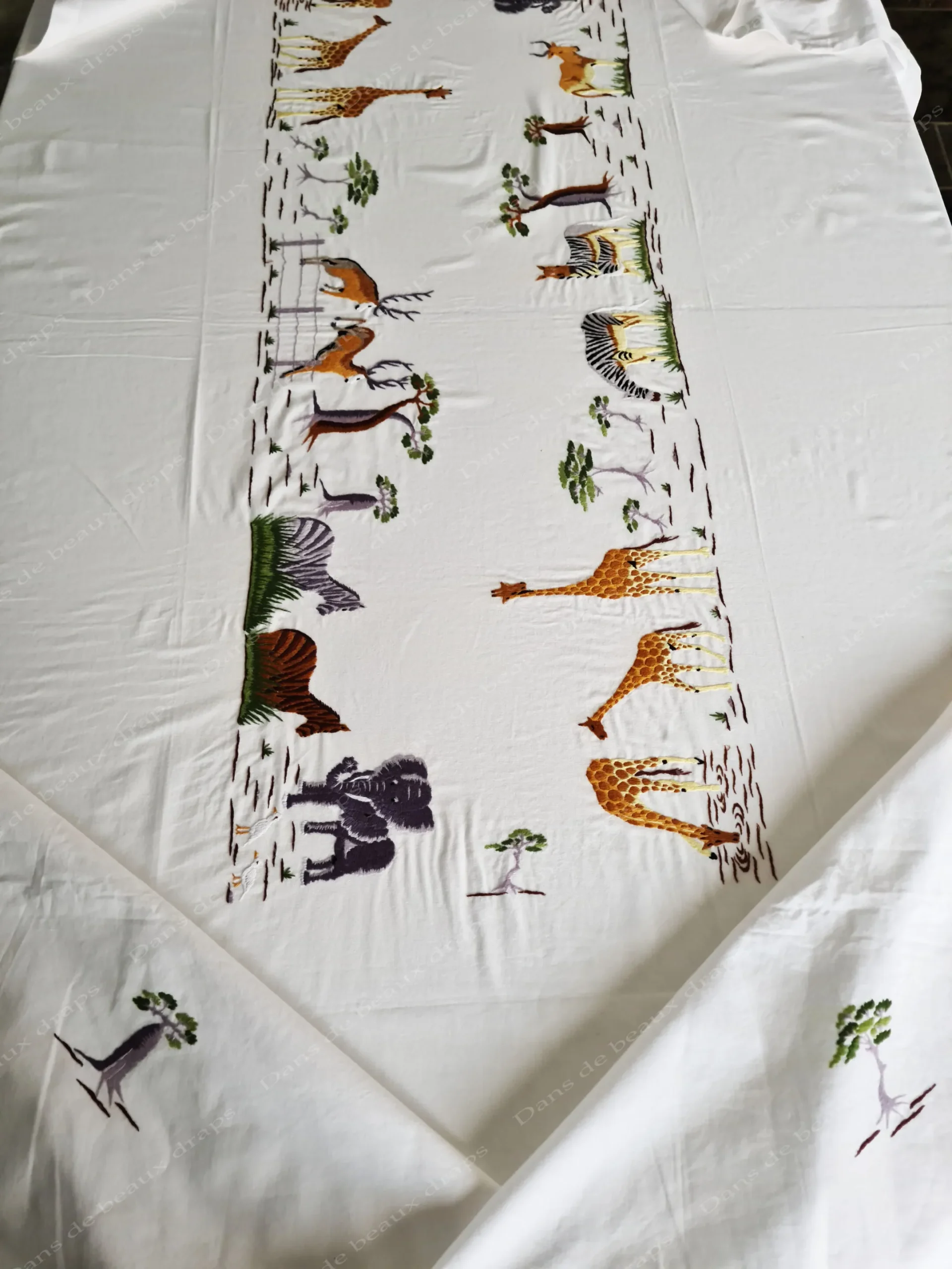 Service de table en coton brodé à décor d’animaux de la savane,1 nappe et 12 serviettes. – Image 4