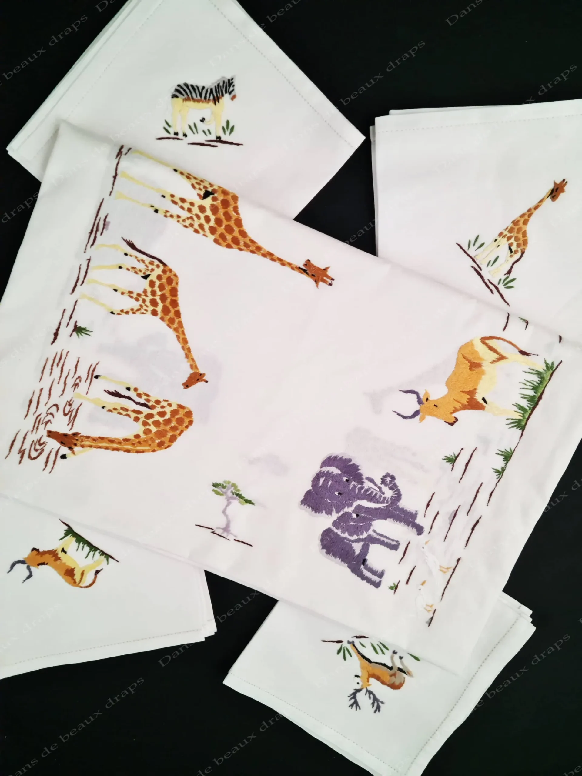 Service de table en coton brodé à décor d’animaux de la savane,1 nappe et 12 serviettes. – Image 2