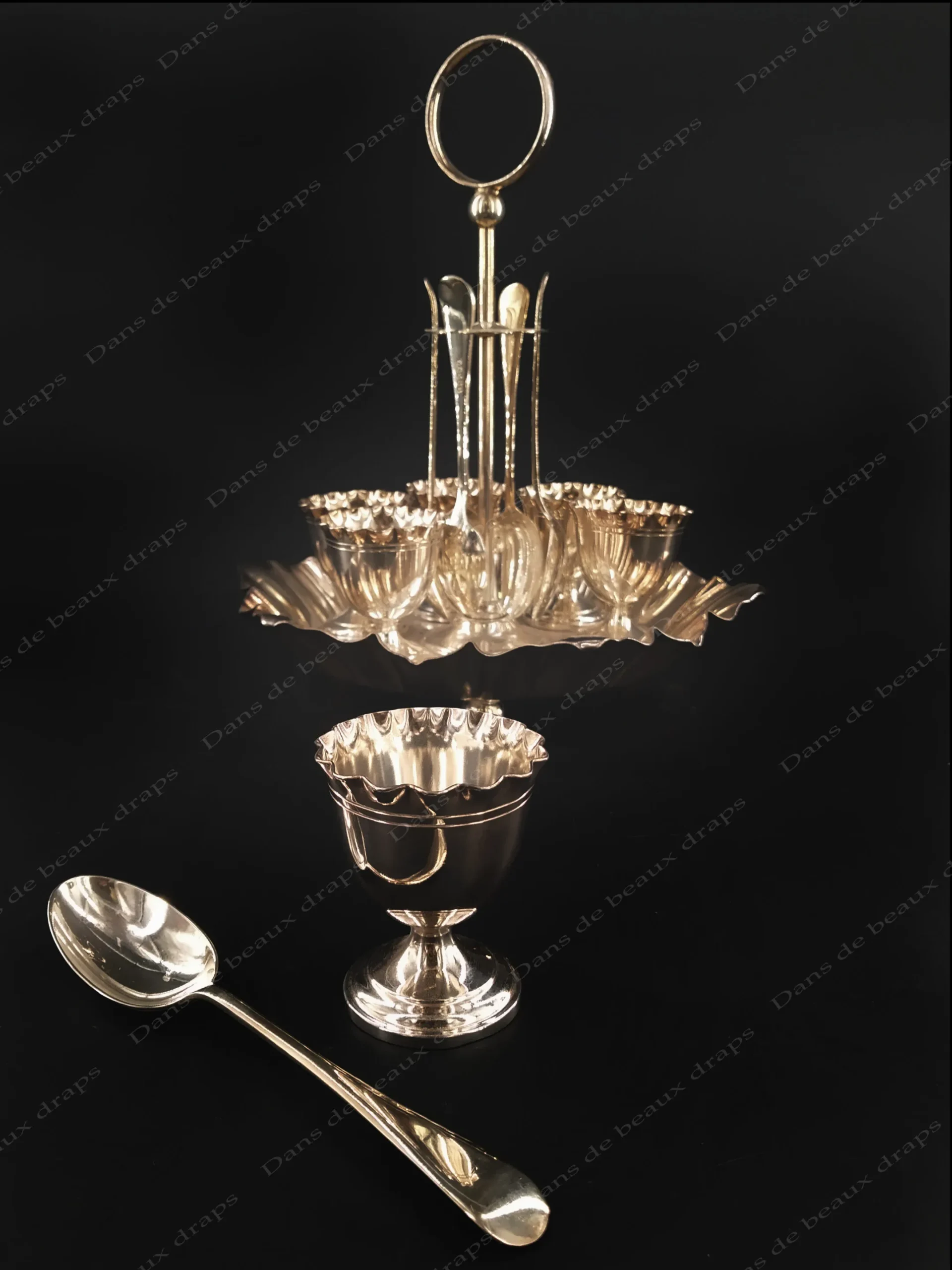 Présentoir à œufs en métal argenté et ses cuillères ,Angleterre. – Image 5