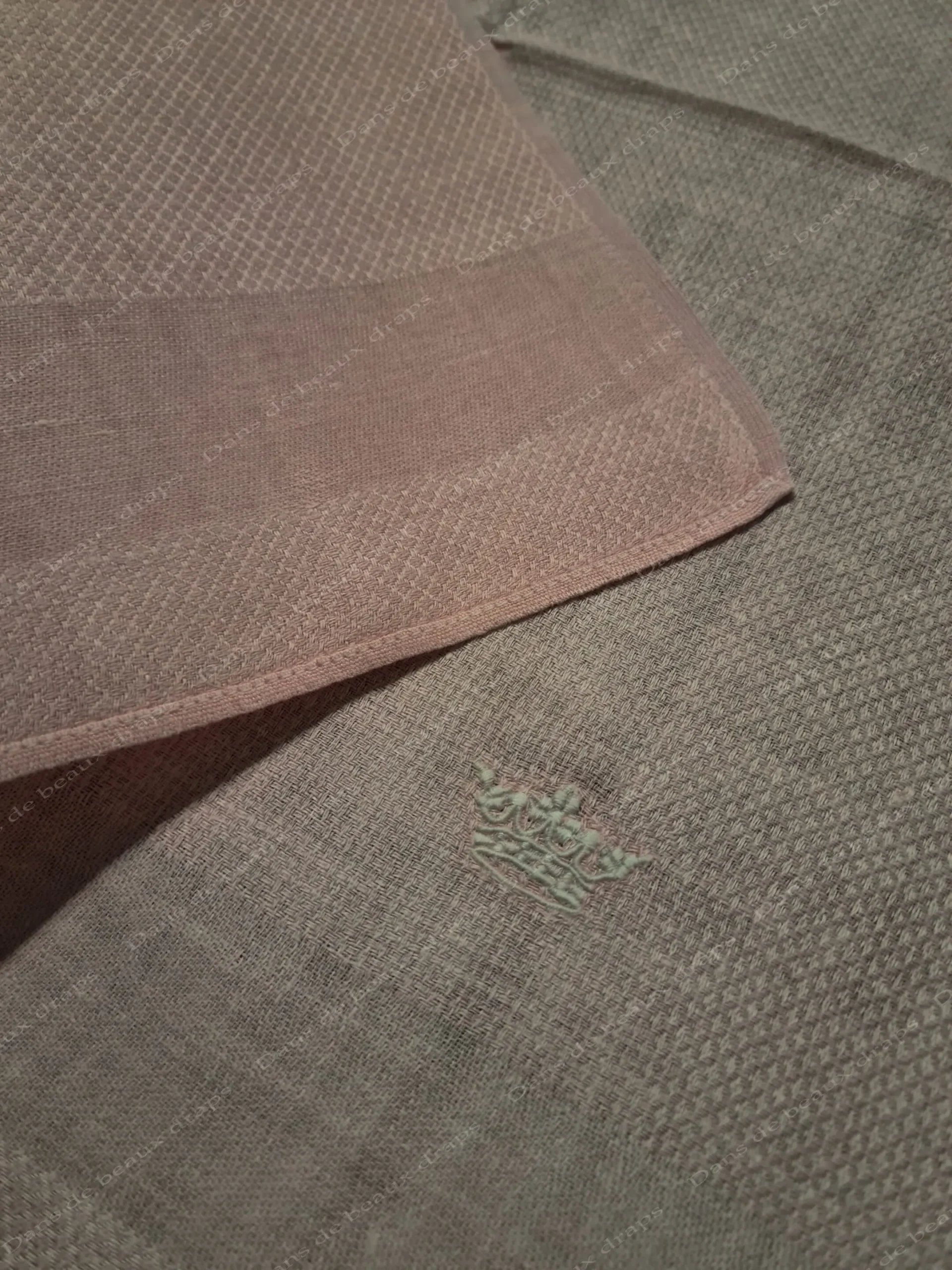 Belle serviette de visage en lin de couleur rose poudré couronne de marquis. – Image 3