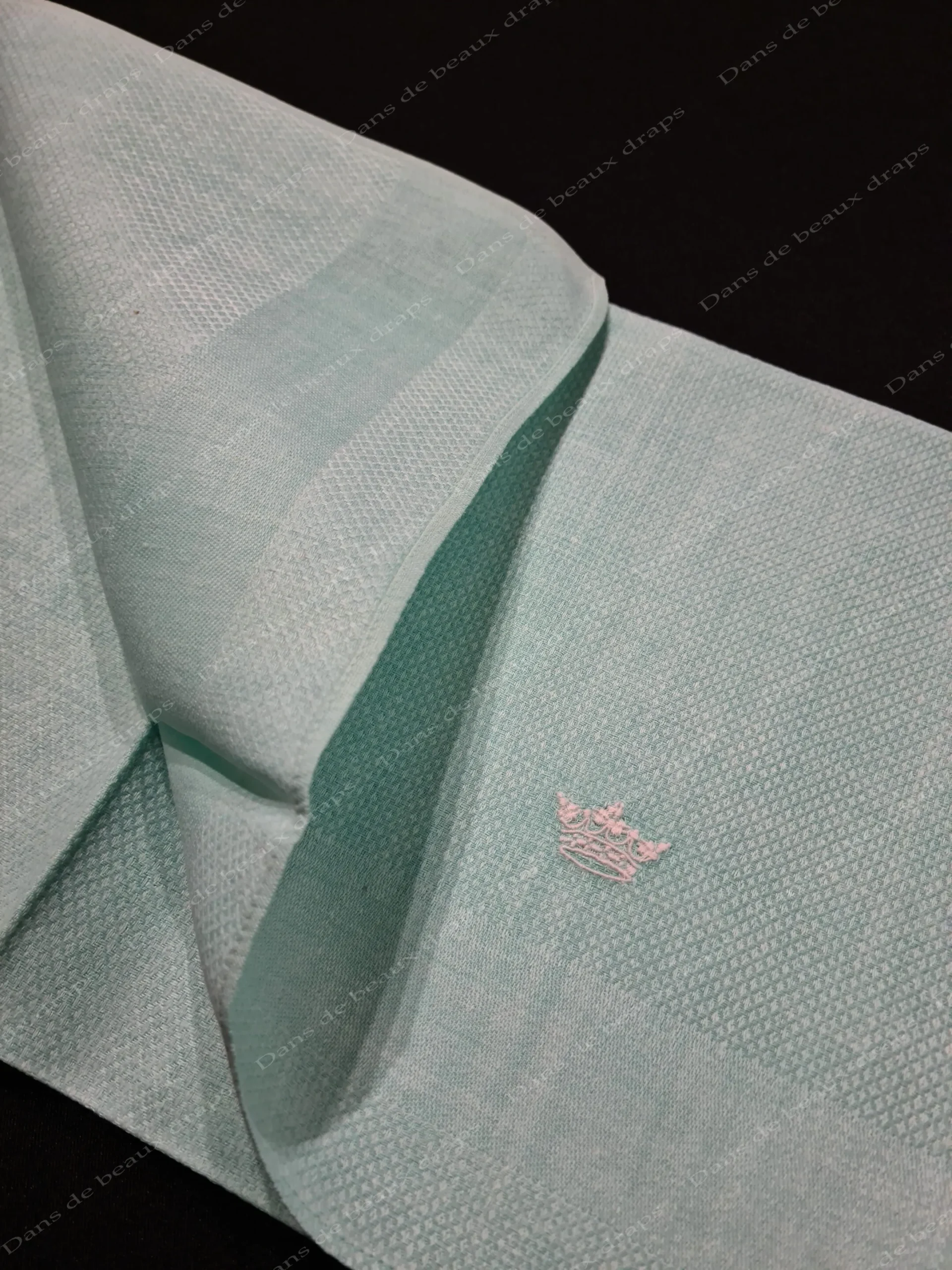 Belle serviette de visage en lin de couleur vert pâle couronne de marquis. – Image 3