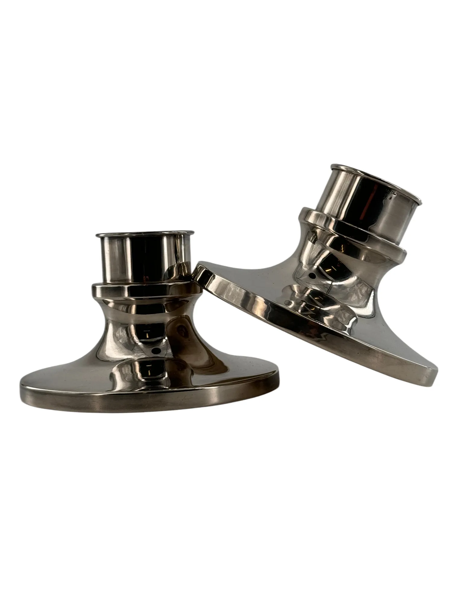 Jolie paire de bougeoirs en métal argenté, maison Christian Dior – Image 3