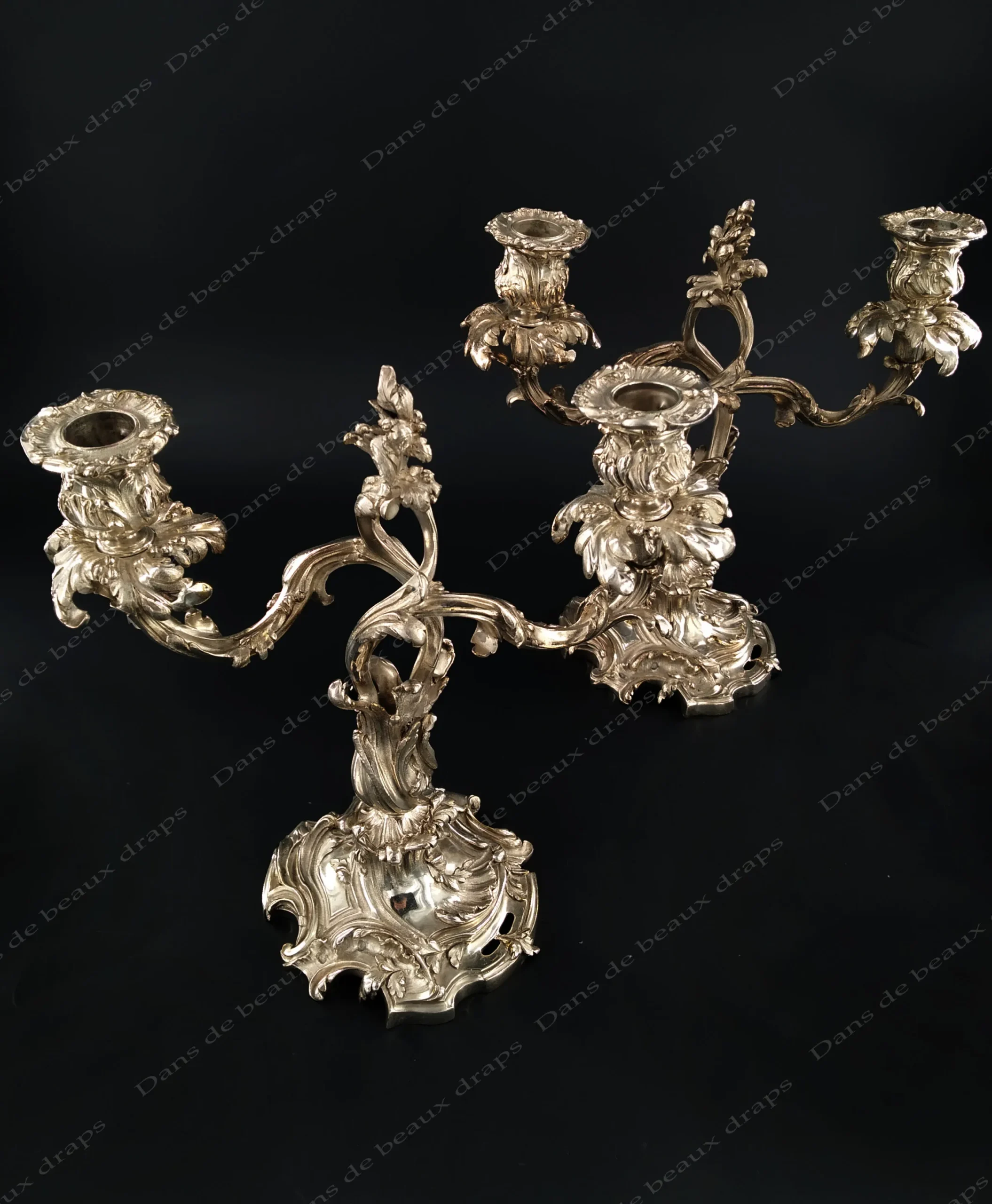 Paire de bougeoirs, » bouts de table « en bronze argenté à deux bras de lumière mouvementés de style rocaille. – Image 3