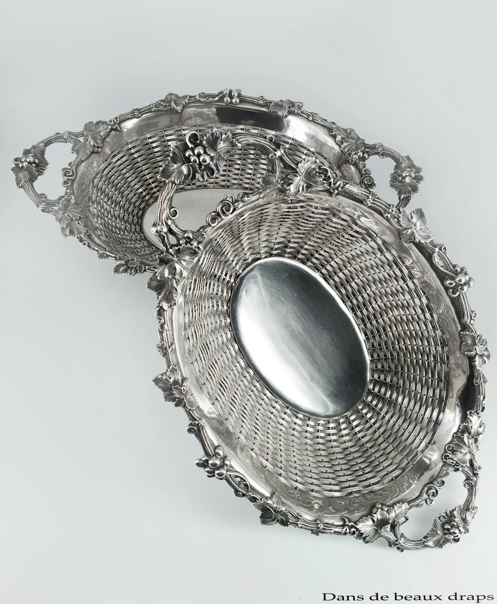 Rare paire de panières en argent , à décor de grappes de raisin et pampres de vigne, milieu du XIX ème – Image 3