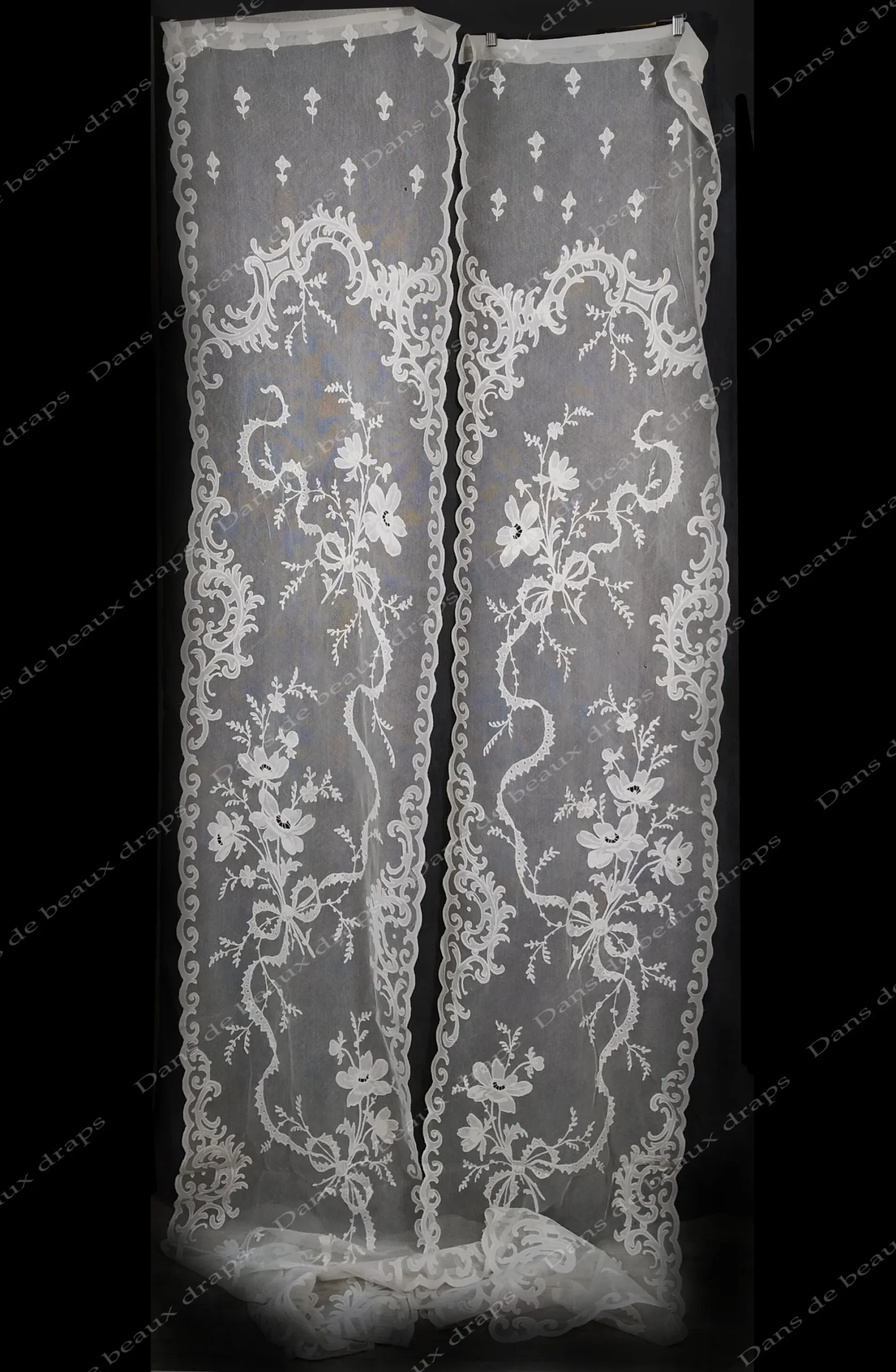 Belle paire de panneaux brodés sur tulle à décor floral,époque Napoléon 3. – Image 2