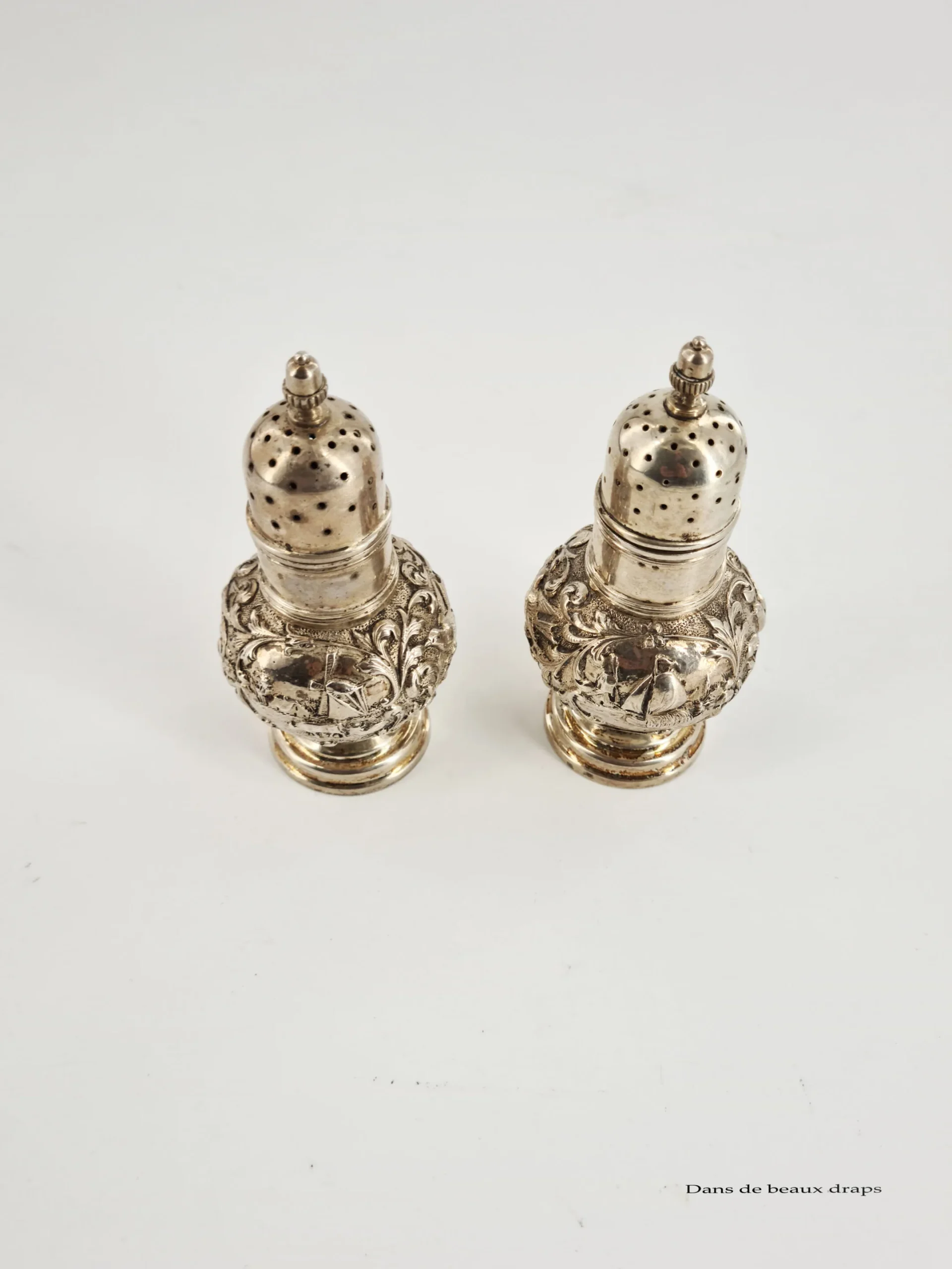 Paire de salières en argent à décor de paysages – Image 2