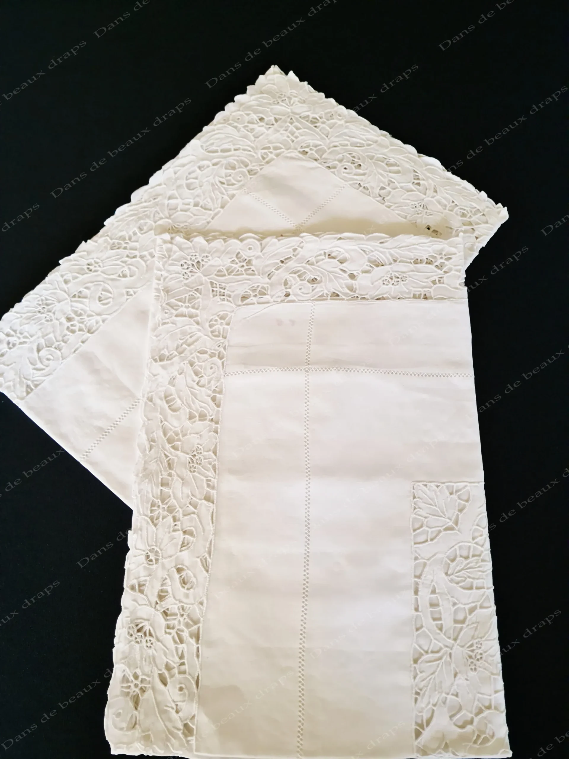 Ravissante paire de taies d’oreiller en fil de lin sans monogramme,broderies Richelieu. – Image 3