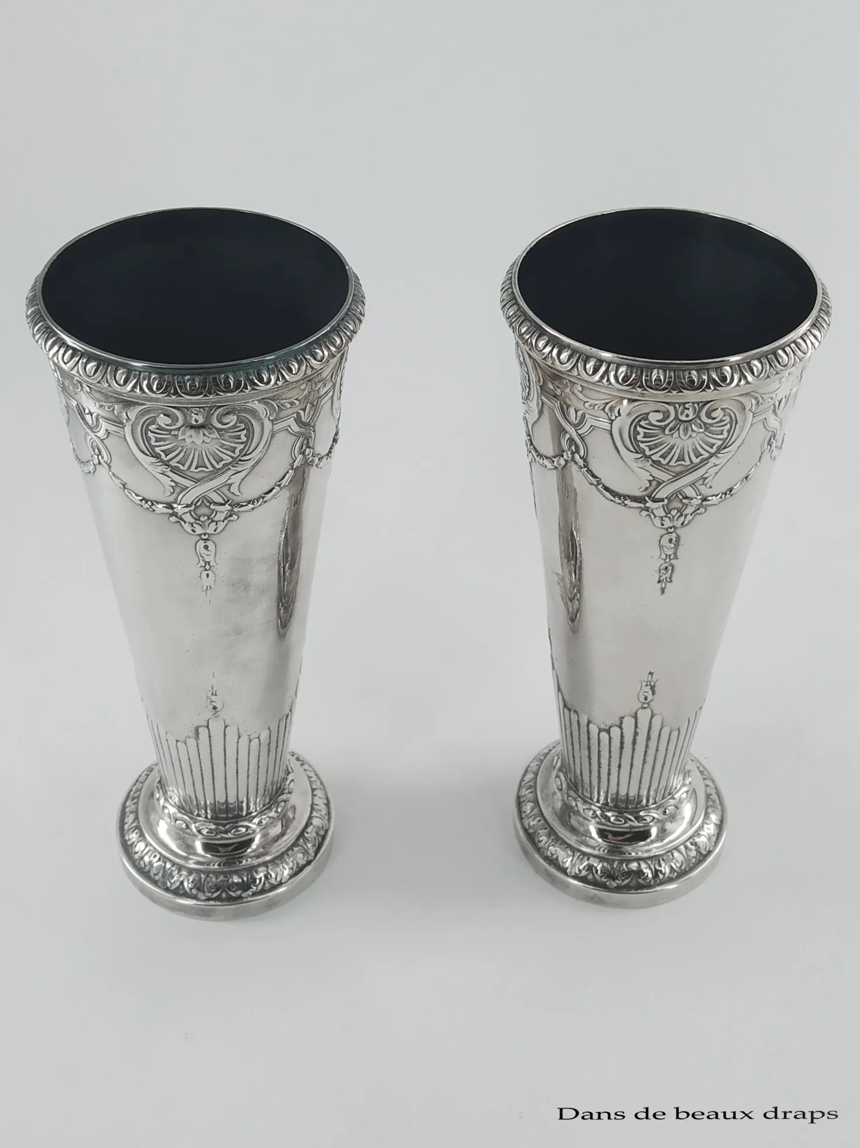 Ravissante paire de vases en métal argenté – Image 2