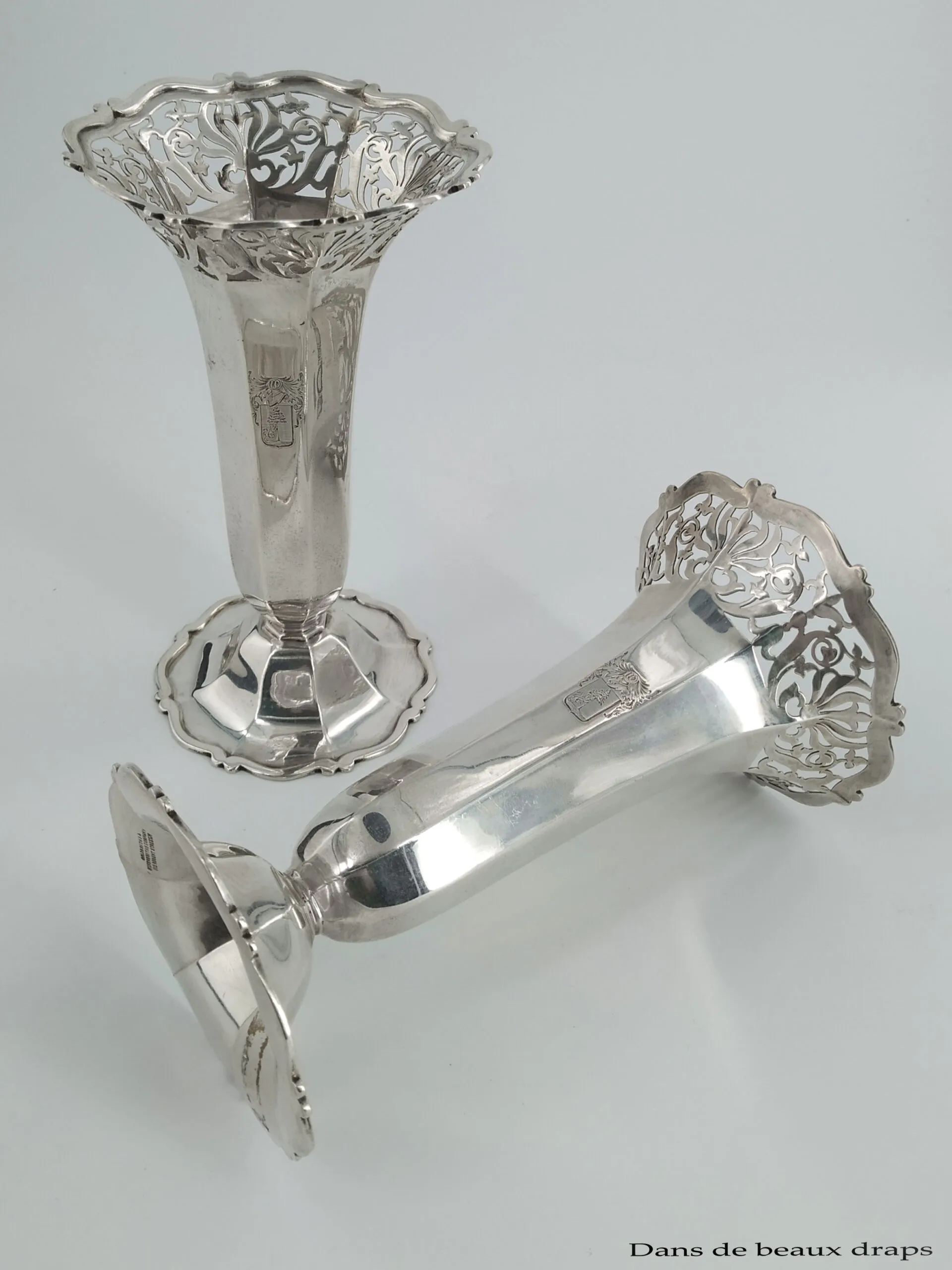 Belle paire de vases cornet en argent anglais, blason sous heaume de chevalier – Image 2