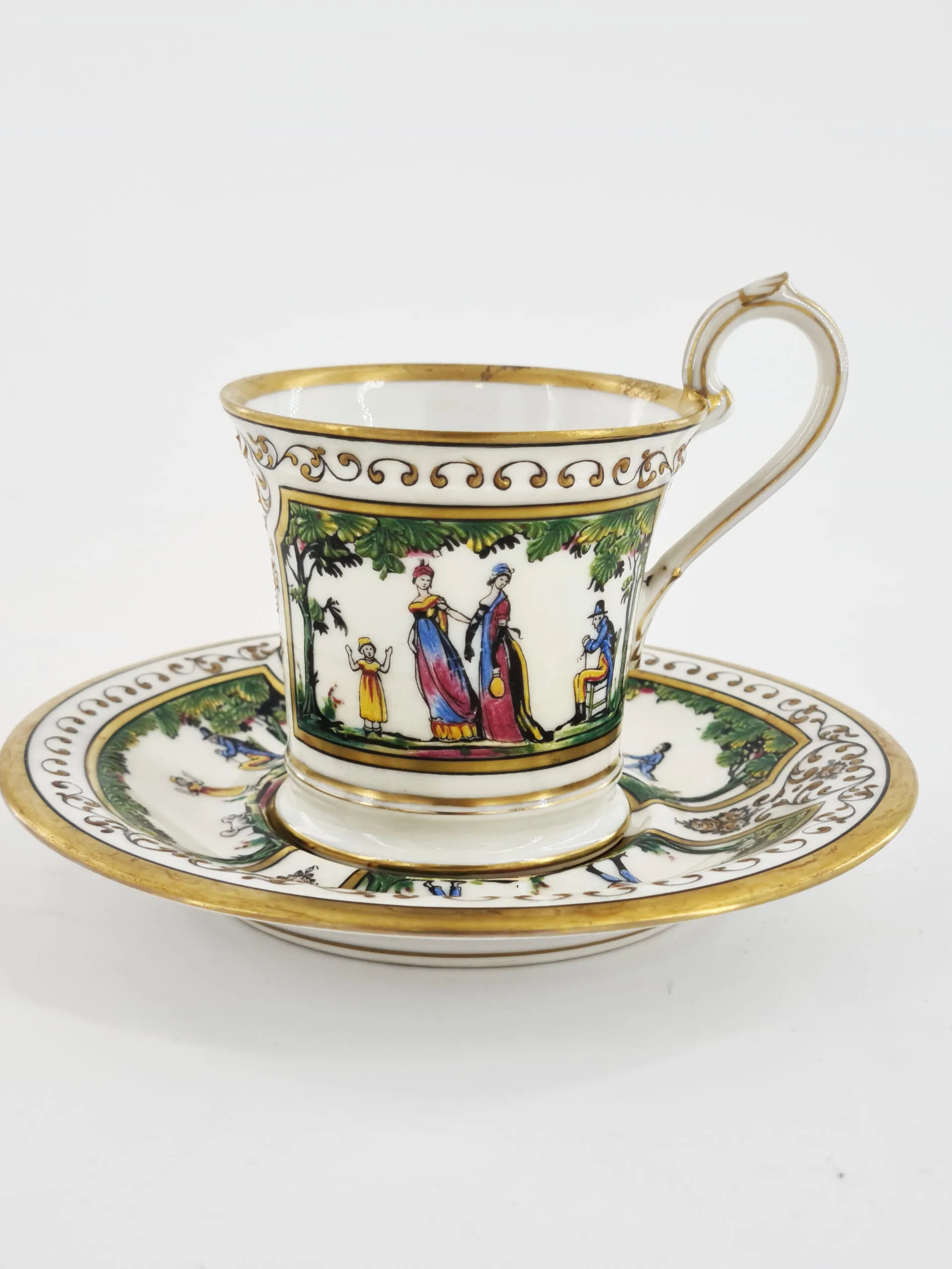 Exceptionnelle paire-tasse à café en porcelaine de Limoges , maison Raynaud , modèle « Promenade au Palais Royal » – Image 2