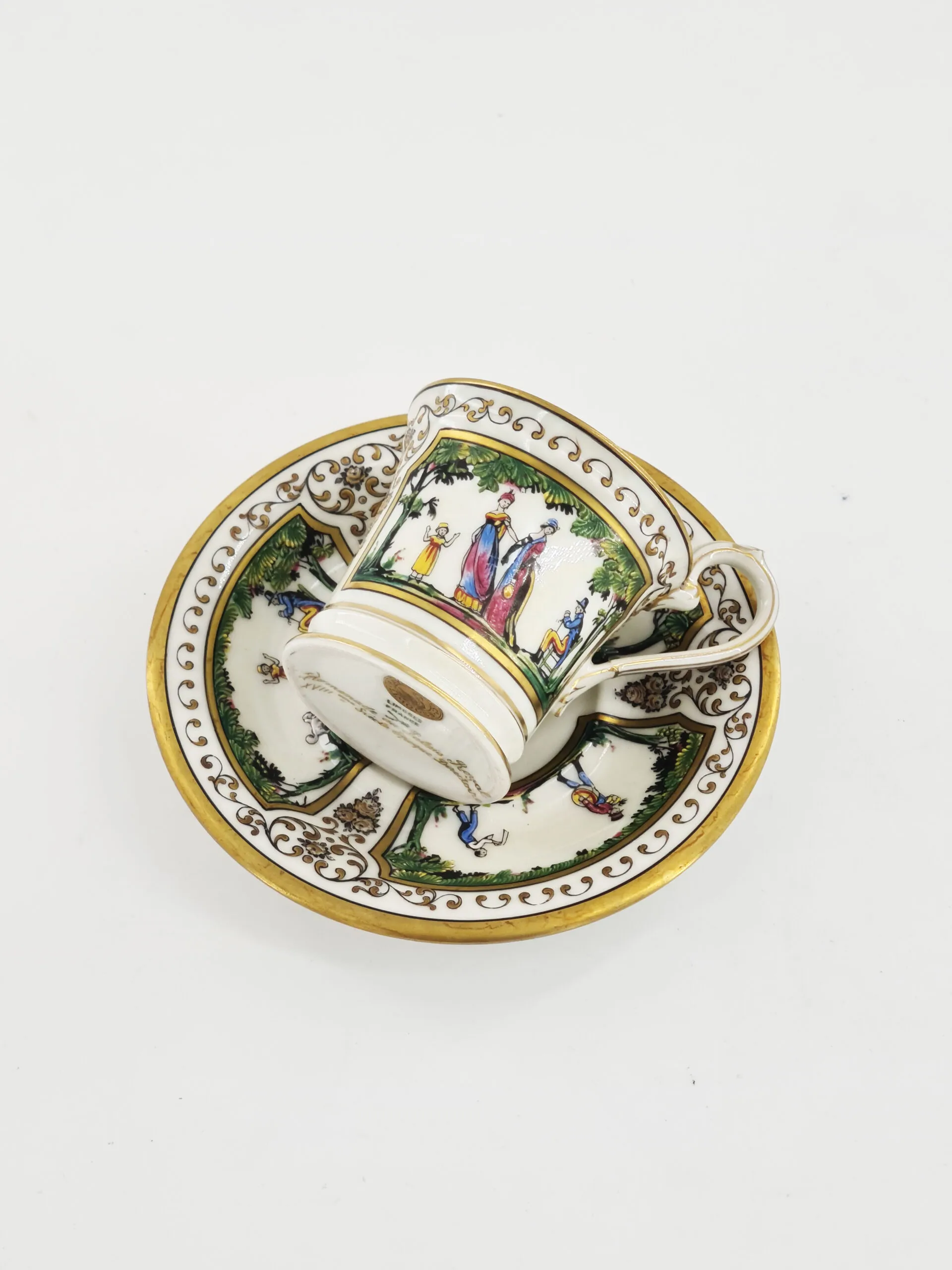 Exceptionnelle paire-tasse à café en porcelaine de Limoges , maison Raynaud , modèle « Promenade au Palais Royal » – Image 5