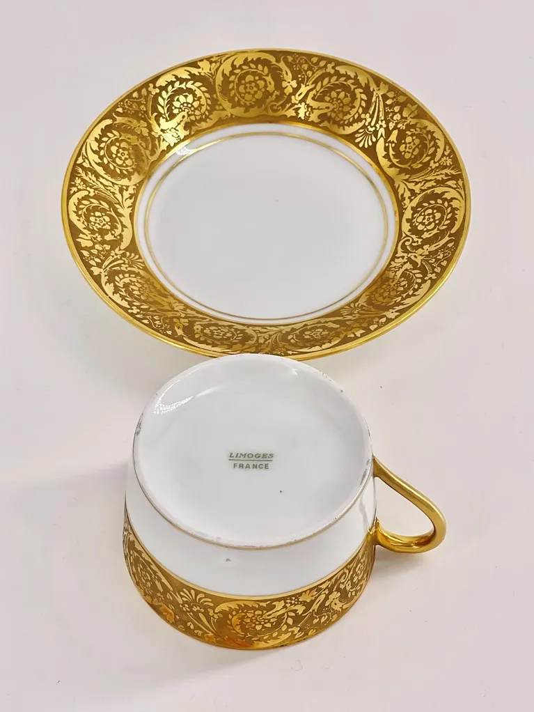 Magnifique suite de 8 paire-tasses à thé en porcelaine de Limoges – Image 2
