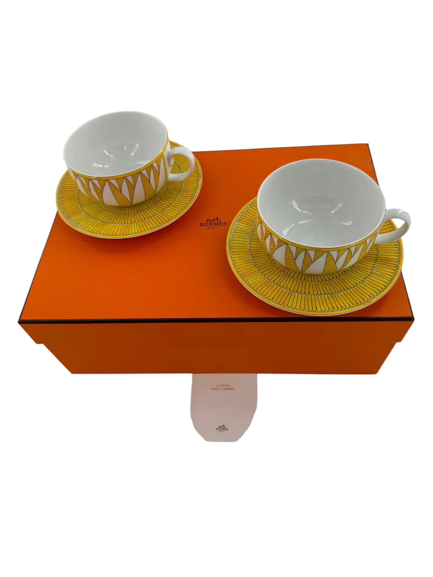 Rare ensemble de 2 paire-tasses à déjeuner en porcelaine de Limoges, maison Hermès, modèle Soleil. – Image 4