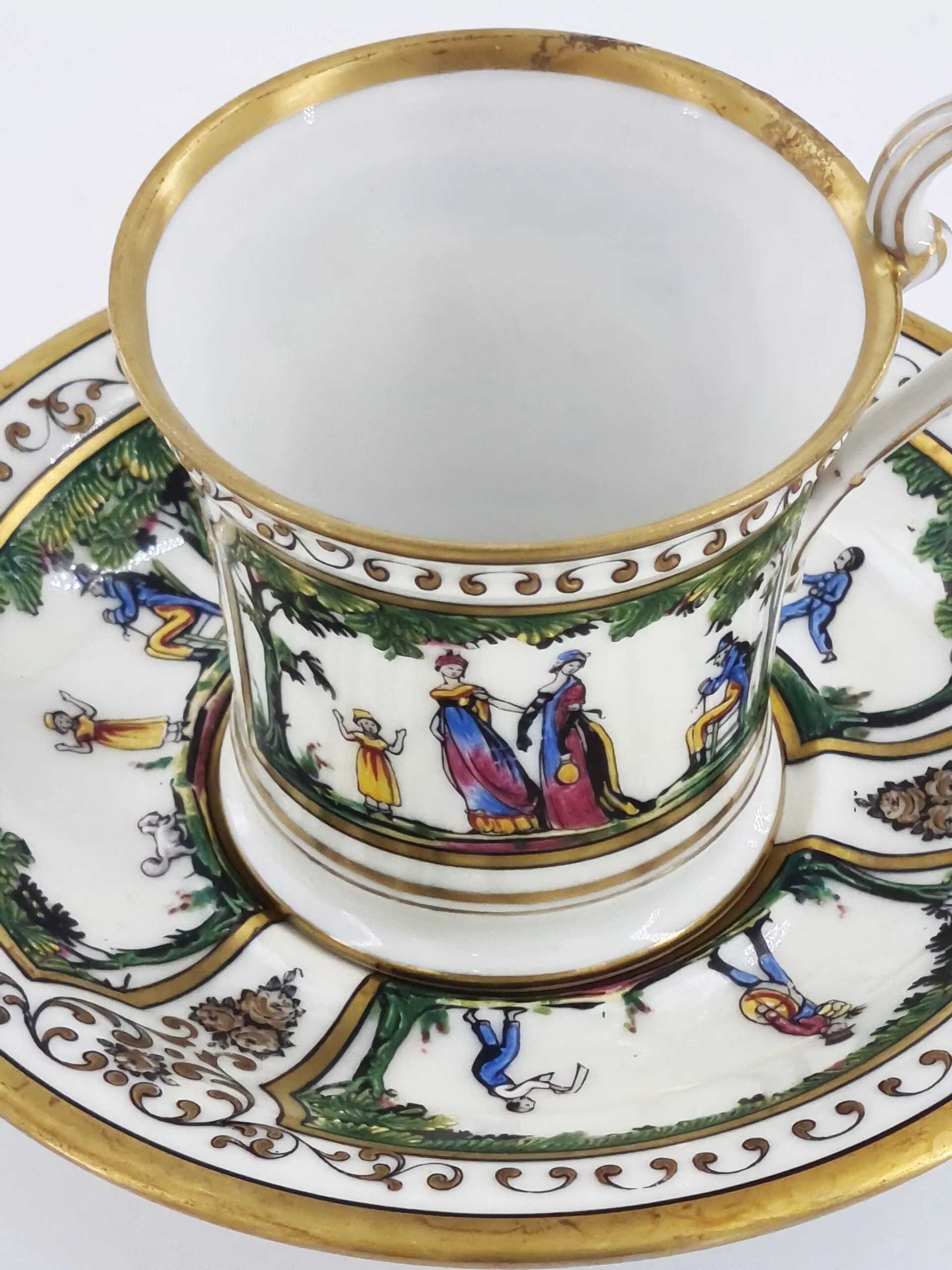 Exceptionnelle paire-tasse à café en porcelaine de Limoges , maison Raynaud , modèle « Promenade au Palais Royal » – Image 4