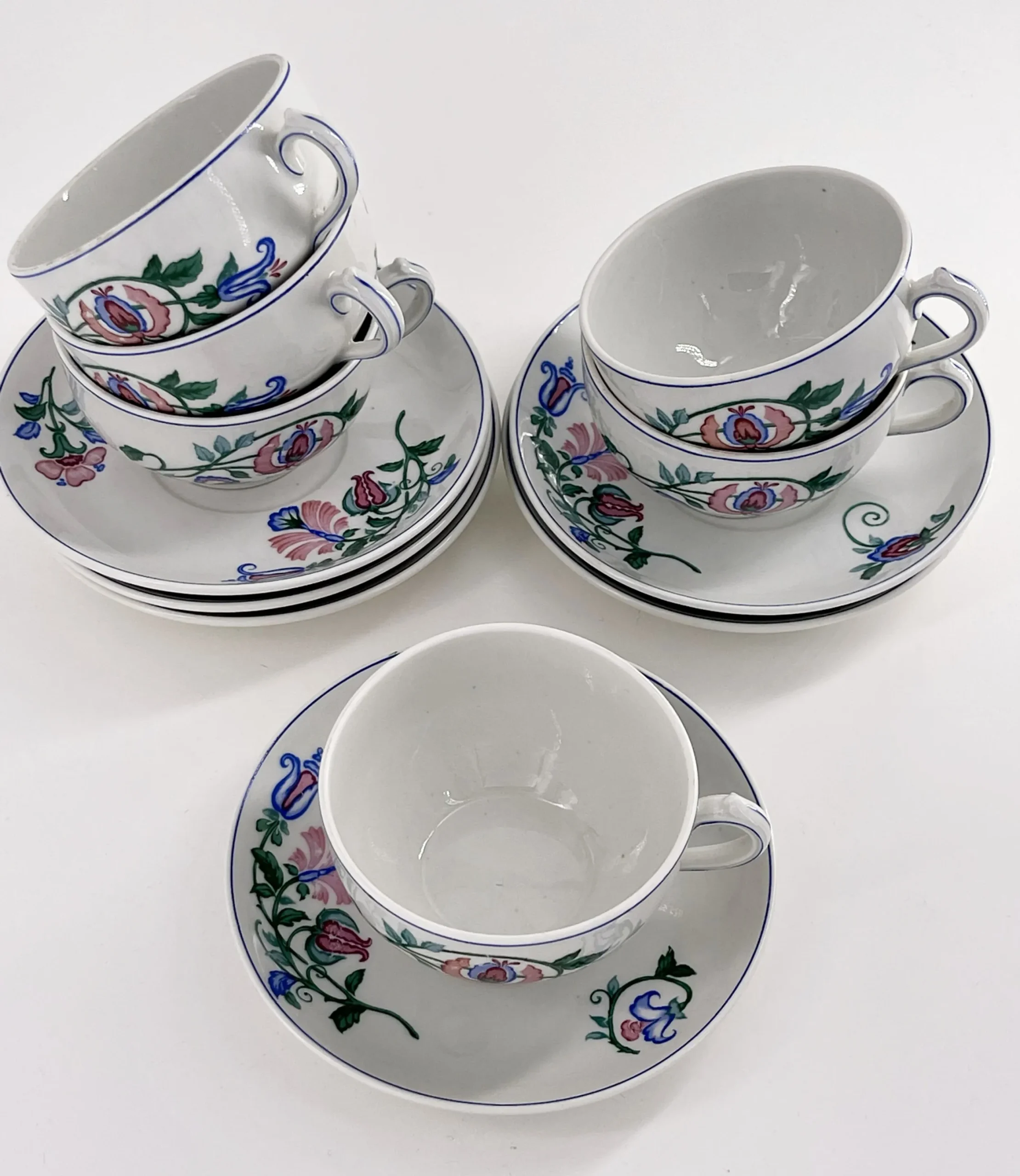 Joli ensemble de 6 paire-tasses à thé en porcelaine de Limoges, décor floral – Image 2