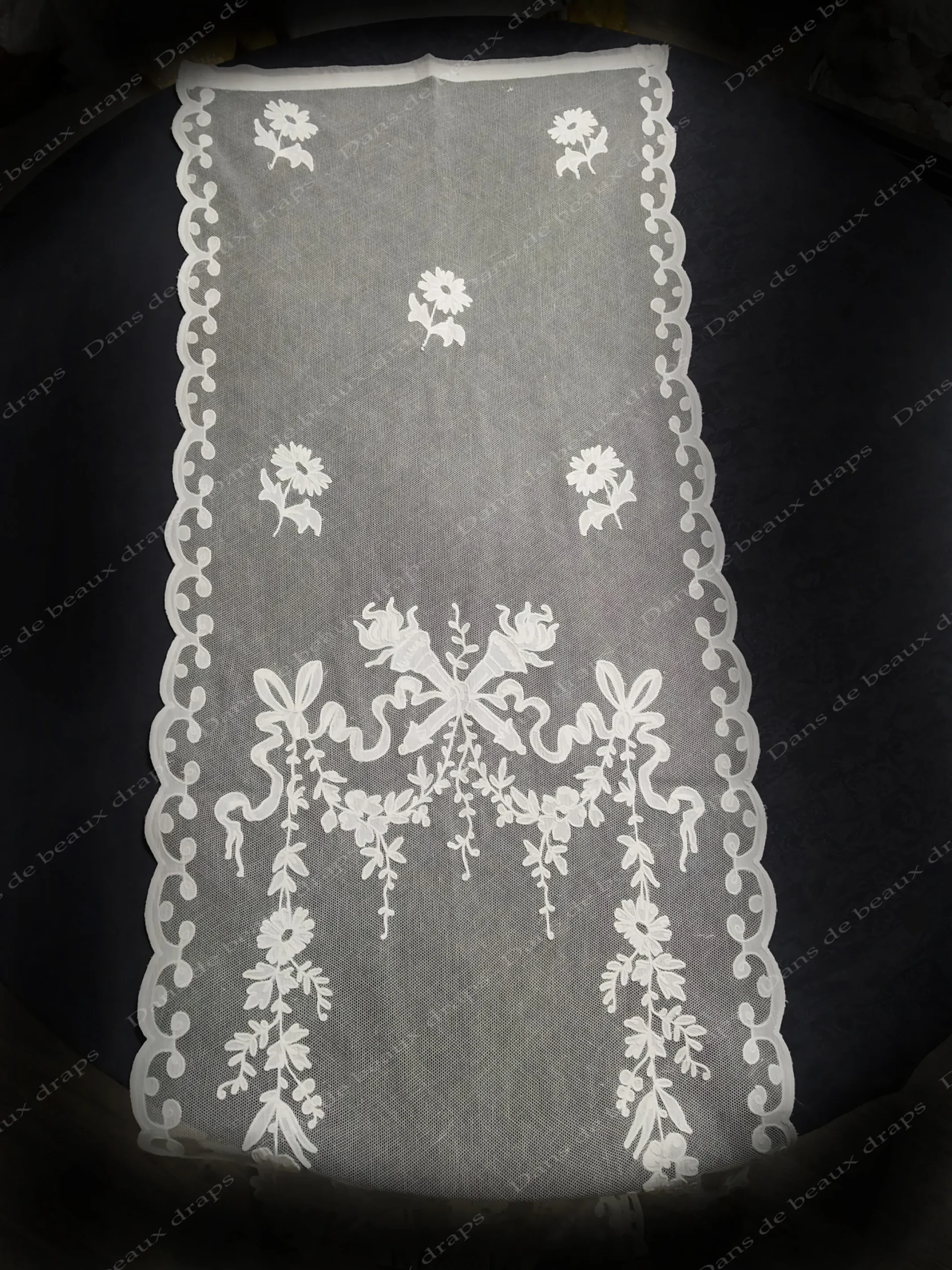 Panneau brodé sur tulle à décor de style Louis XVI,époque Napoléon 3. – Image 3