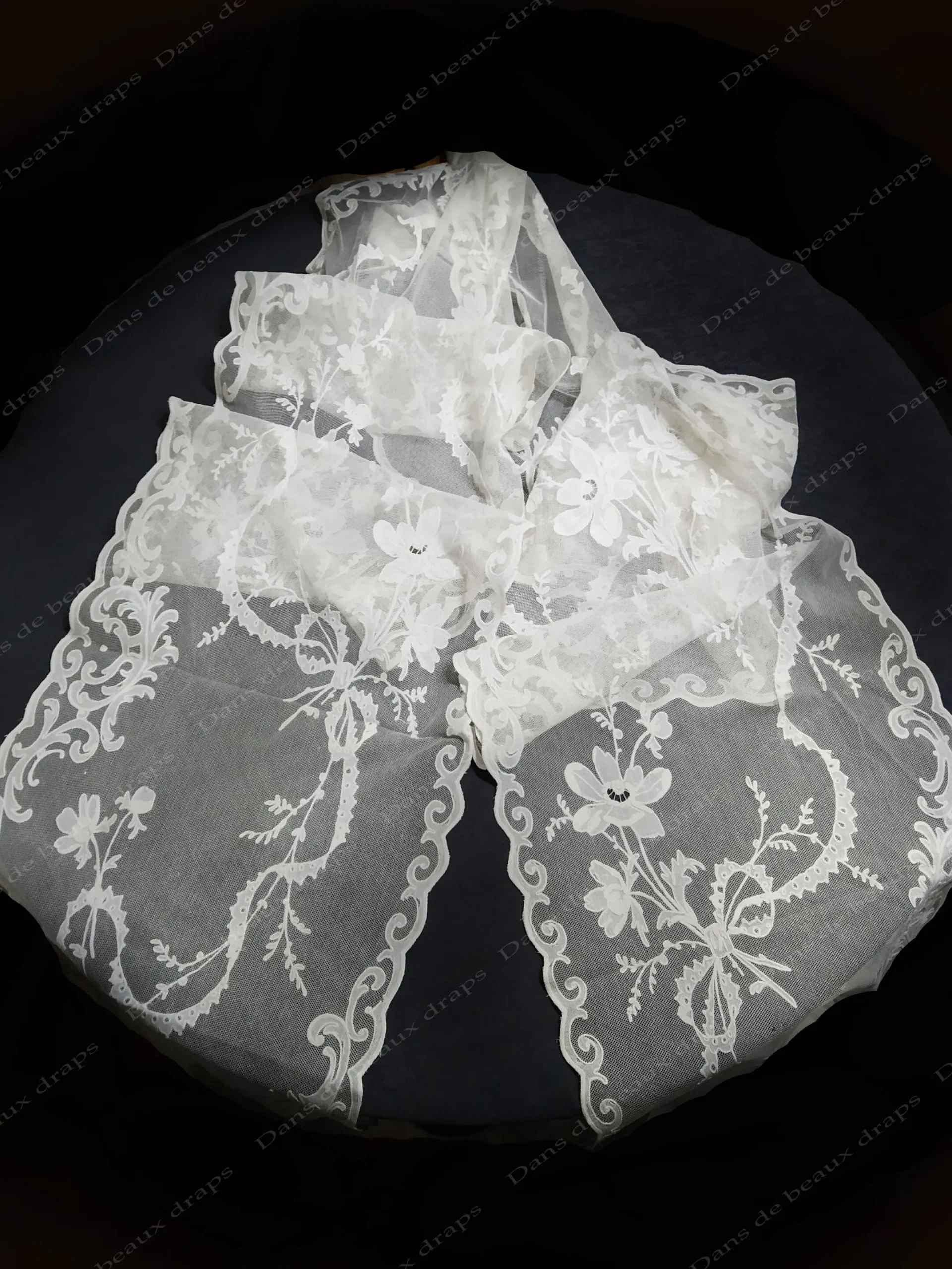 Belle paire de panneaux brodés sur tulle à décor floral,époque Napoléon 3. – Image 3