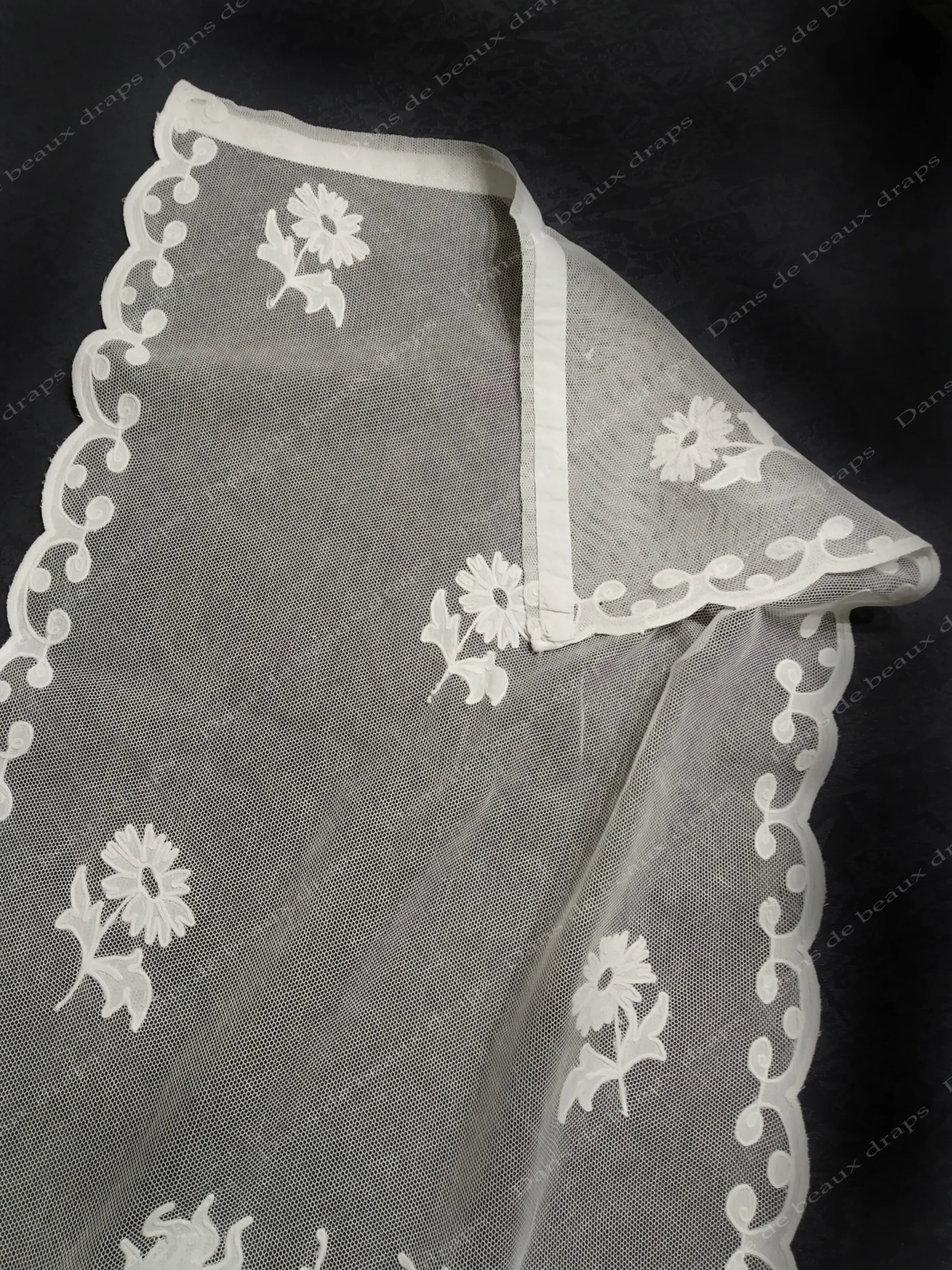 Panneau brodé sur tulle à décor de style Louis XVI,époque Napoléon 3. – Image 4