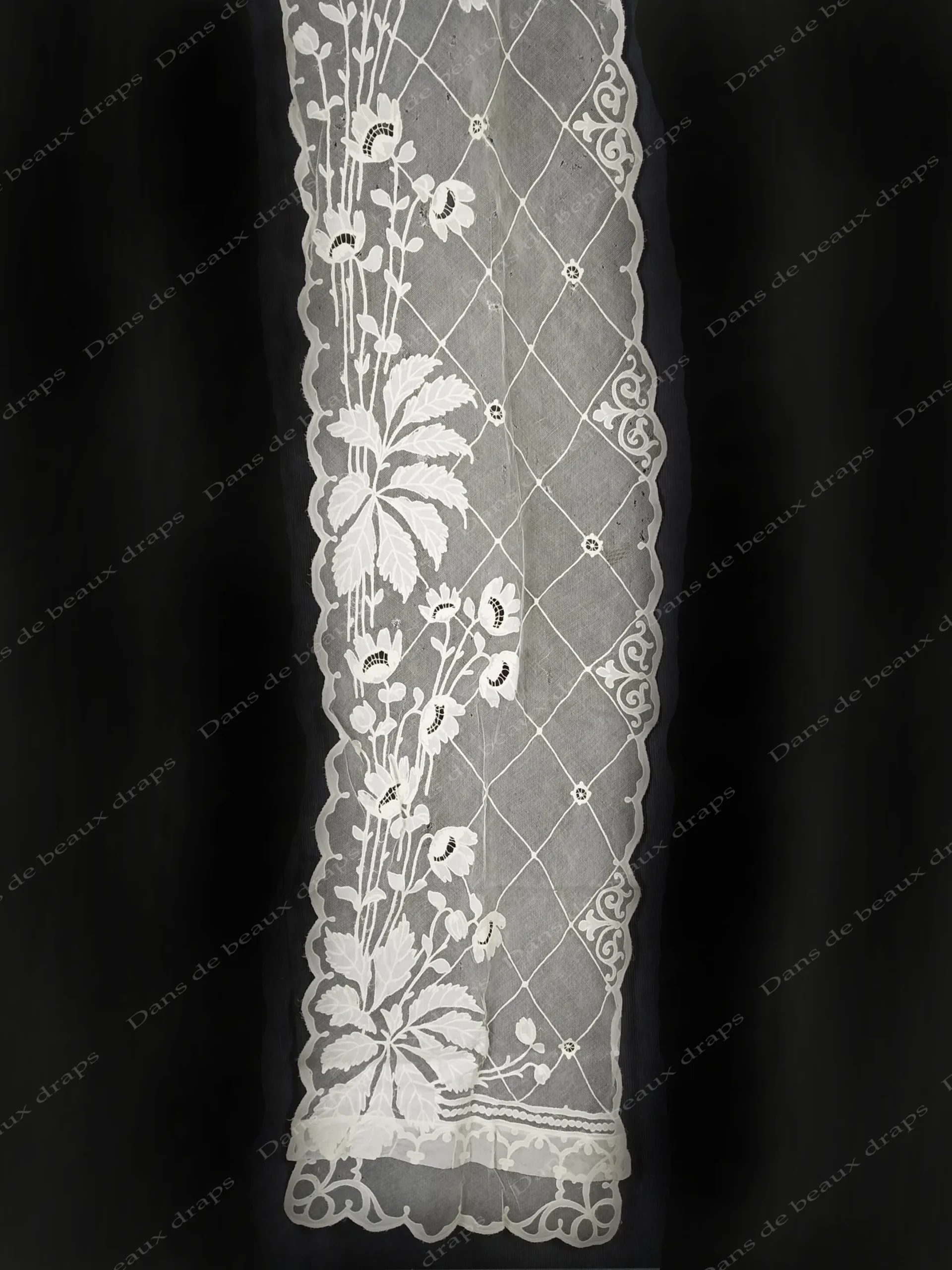 Paire de panneaux brodés sur tulle à décor floral,époque Napoléon 3. – Image 2