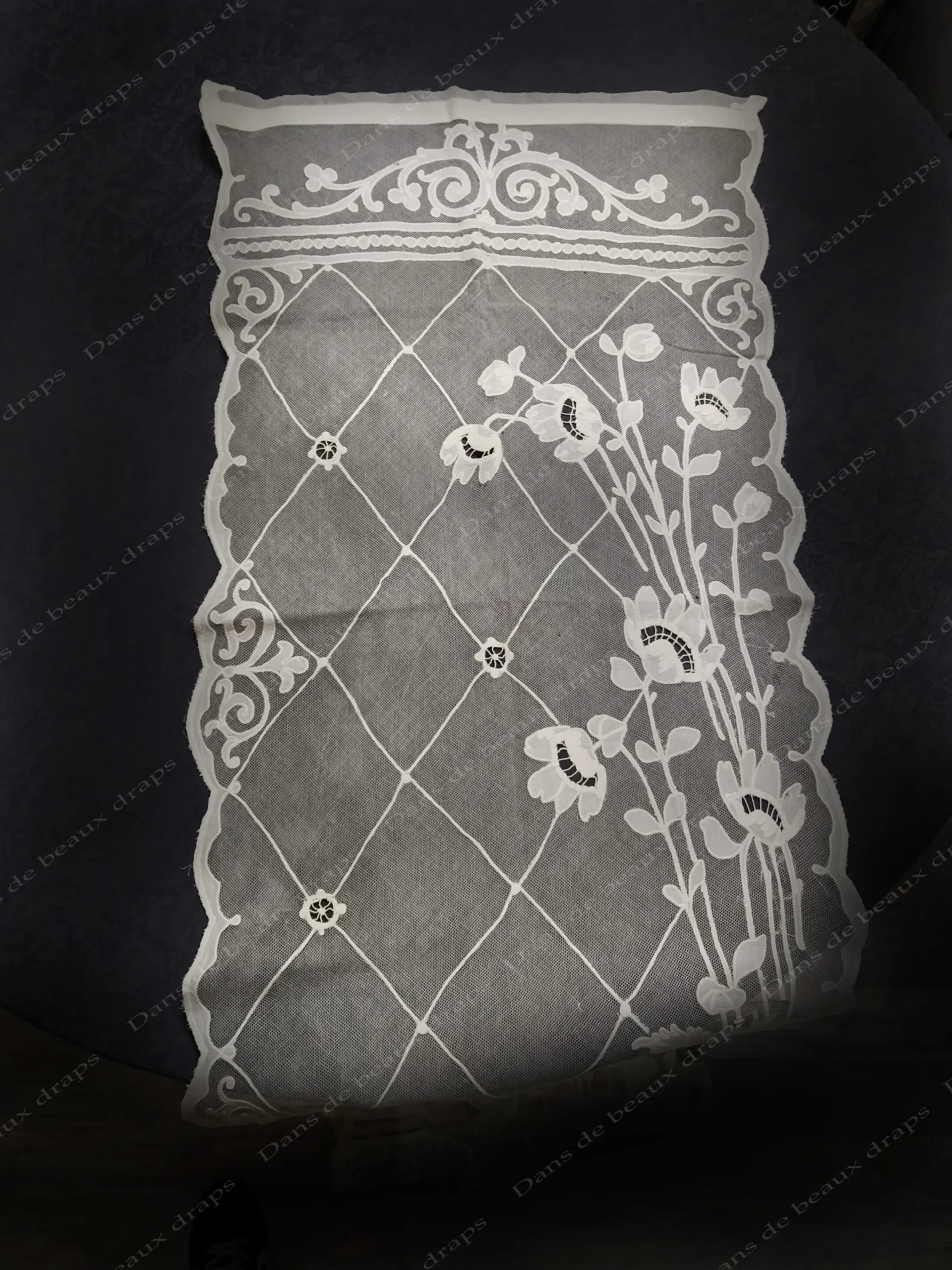 Paire de panneaux brodés sur tulle à décor floral,époque Napoléon 3. – Image 3