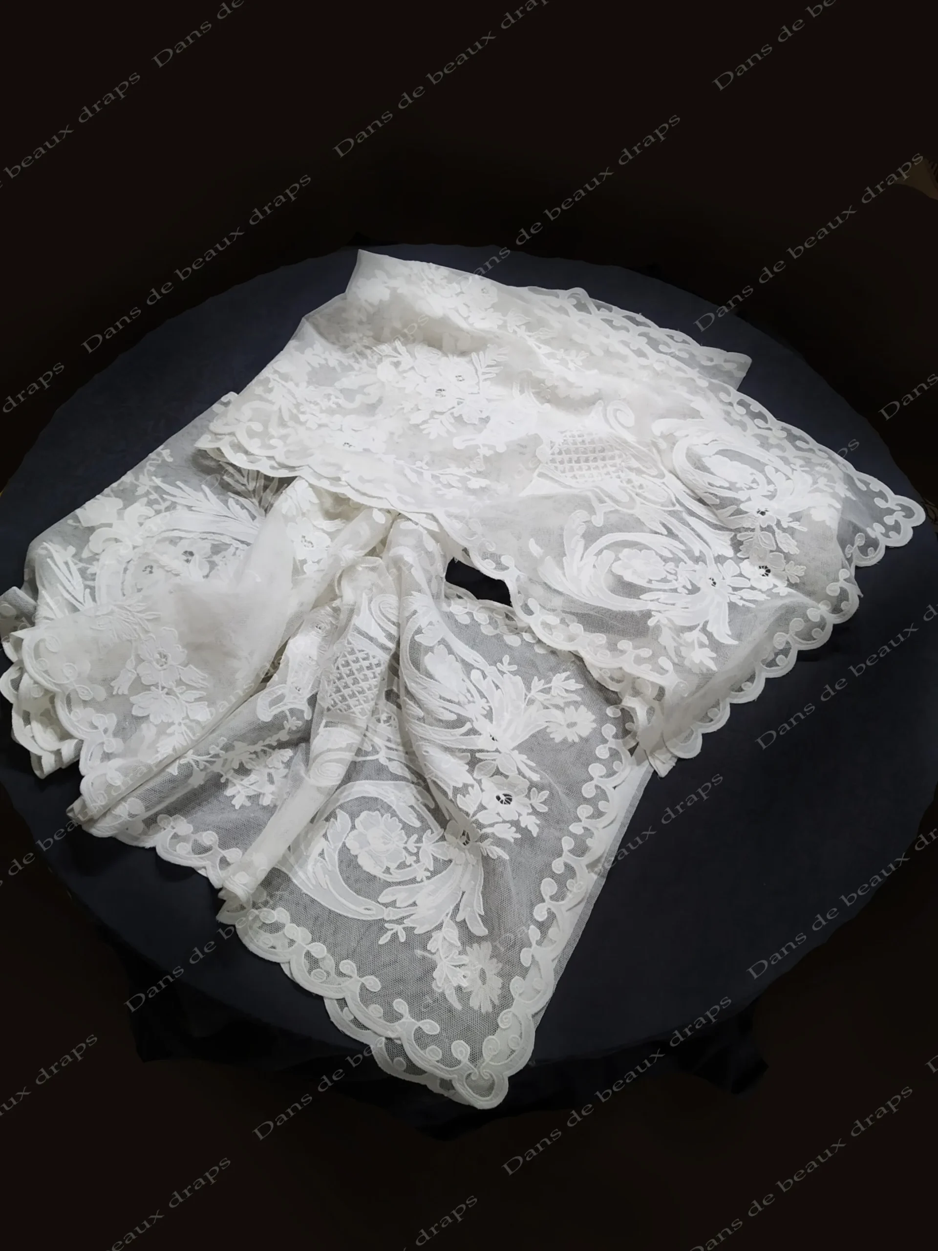 Panneau brodé sur tulle à décor de style Louis XVI,époque Napoléon 3. – Image 8