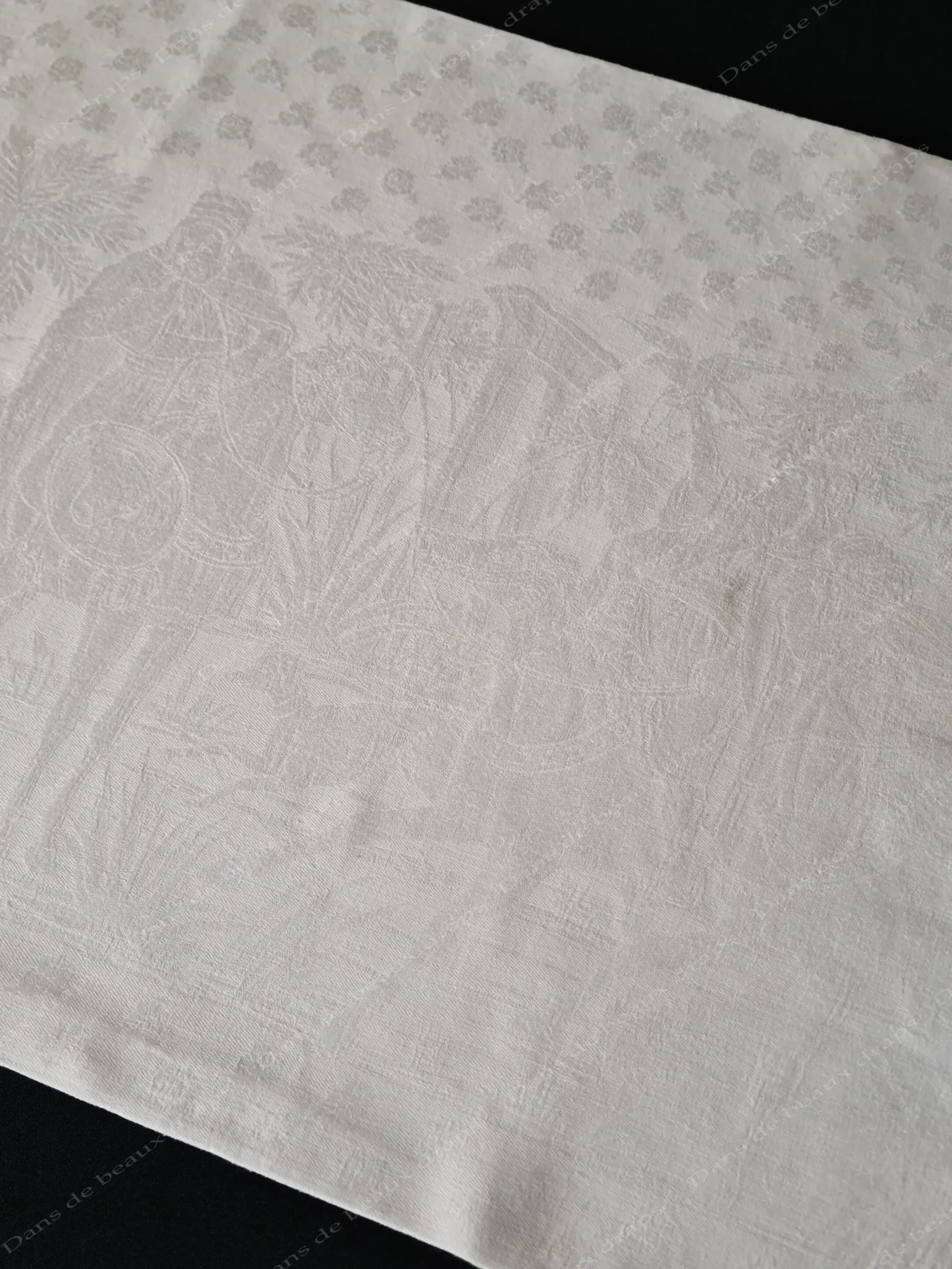 Rare nappe en damassé de lin à décor de chasse dans le désert,monogramme LL. – Image 7
