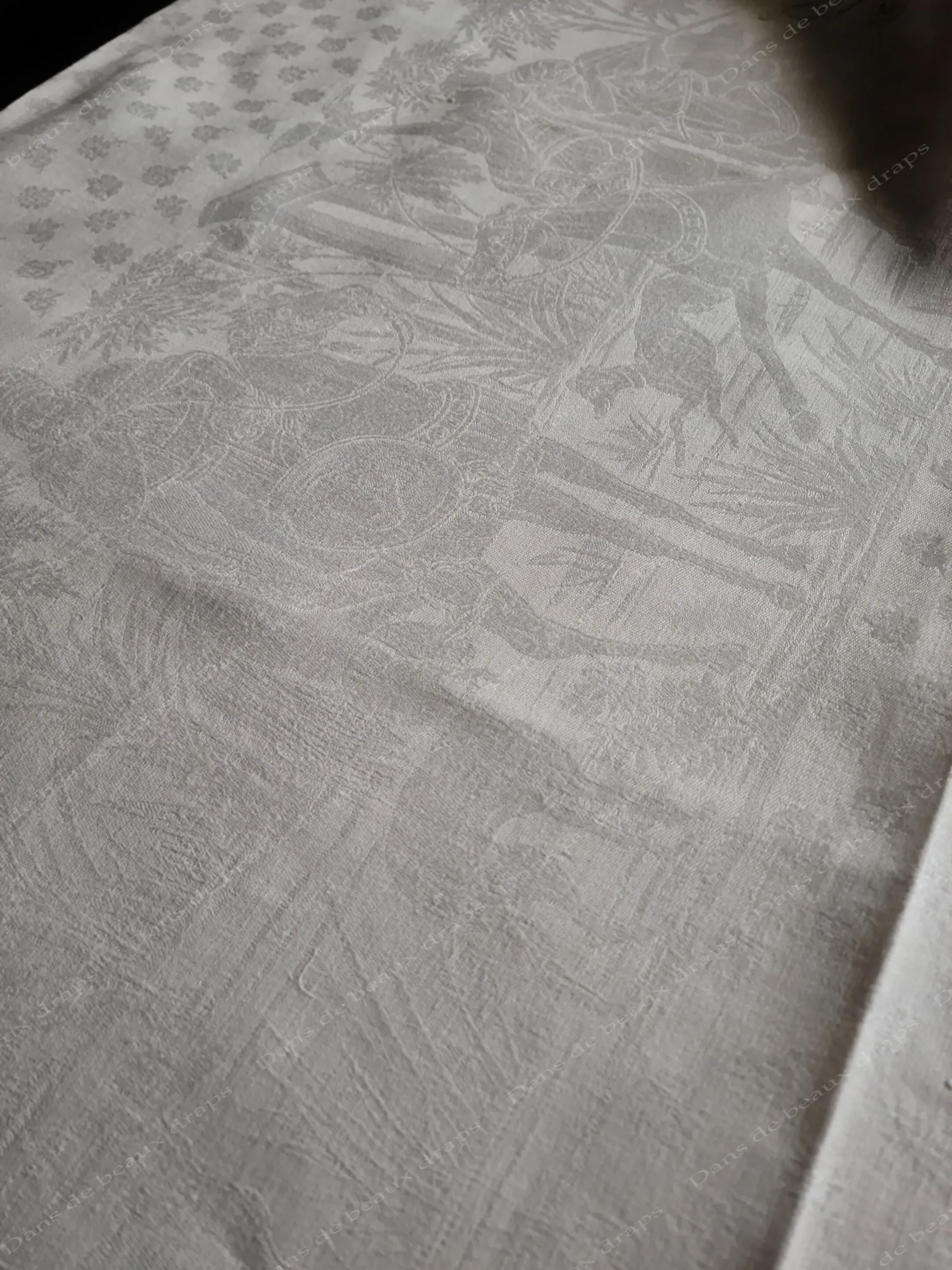 Rare nappe en damassé de lin à décor de chasse dans le désert,monogramme LL. – Image 8